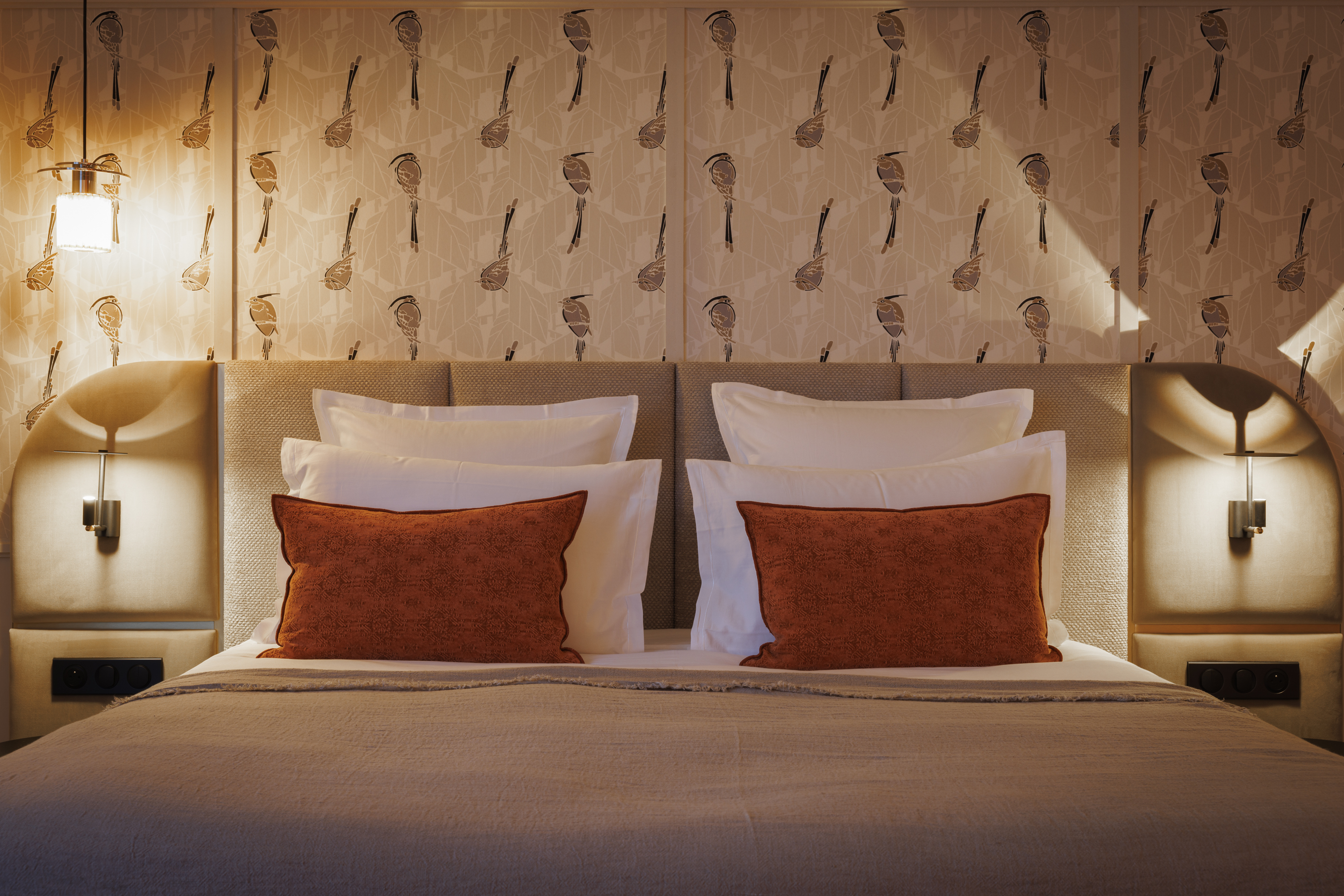 Refined lounge with table in the Junior Suite Spa at the Grand Hotel de Courtoisville in Saint-Malo.