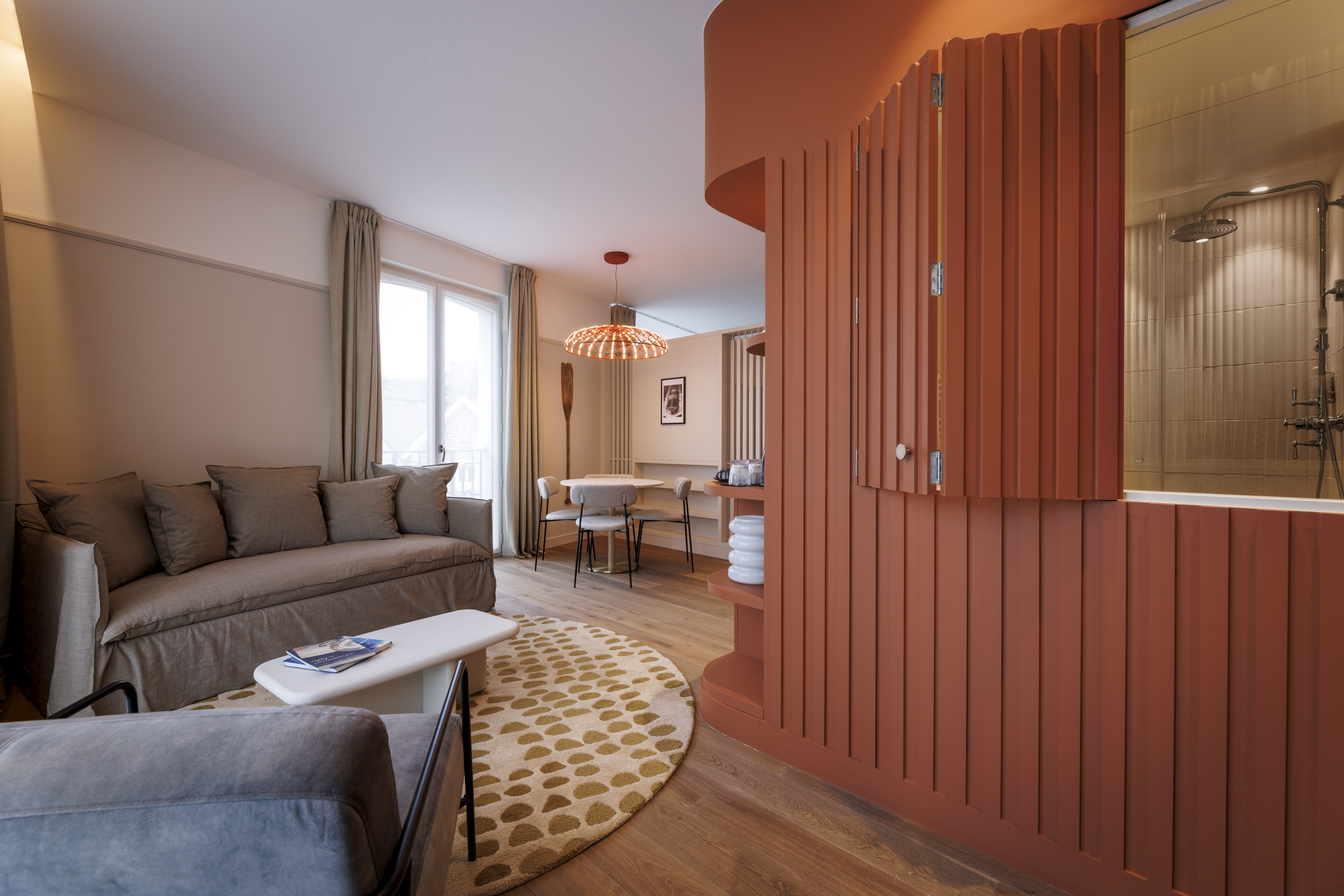 Elegant bed in the Suite of the Grand Hotel de Courtoisville for a luxury stay by the sea in Saint-Malo.