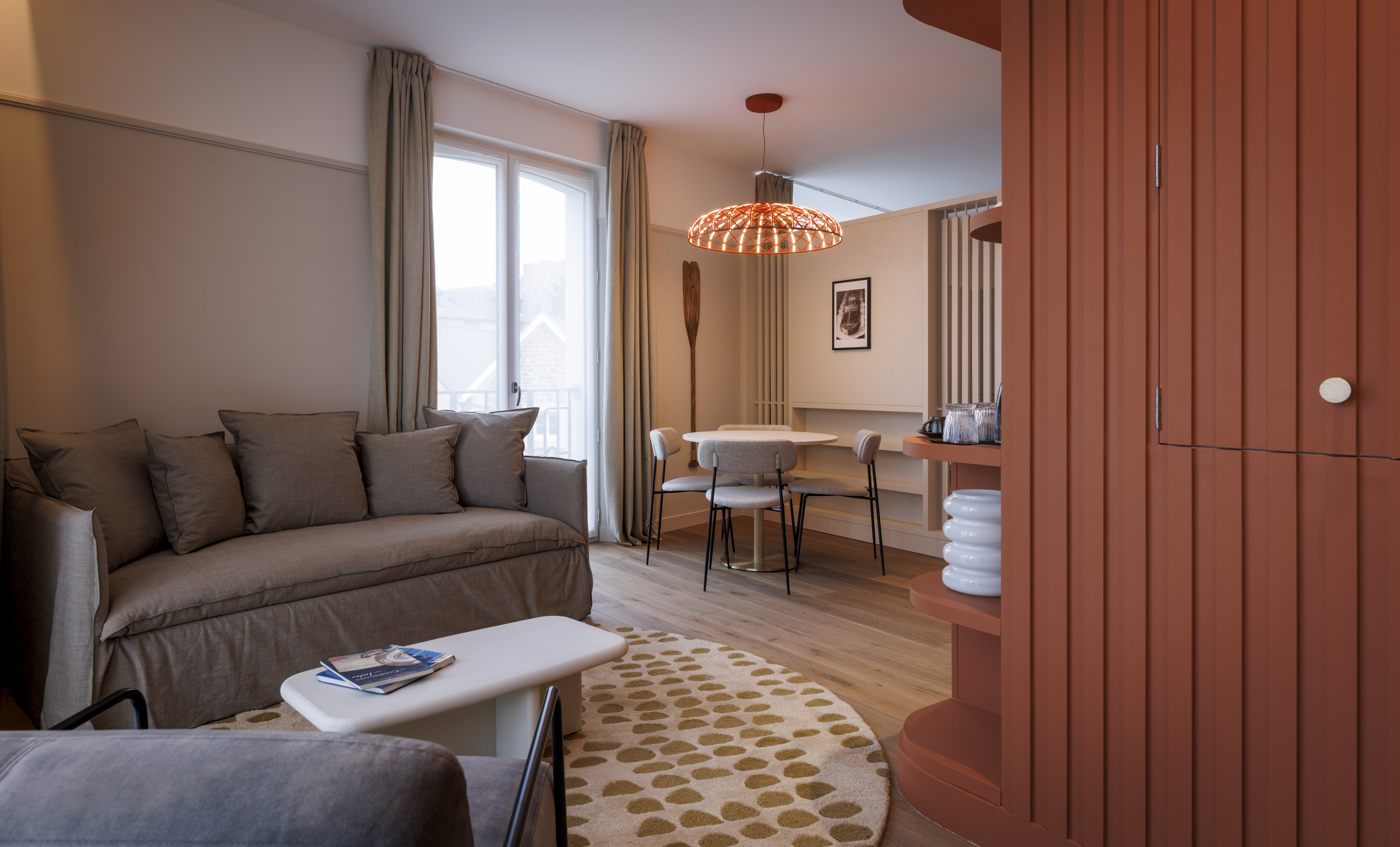 Comfortable armchairs in the Family Suite at the Grand Hotel de Courtoisville, perfect for family vacations in Saint-Malo.