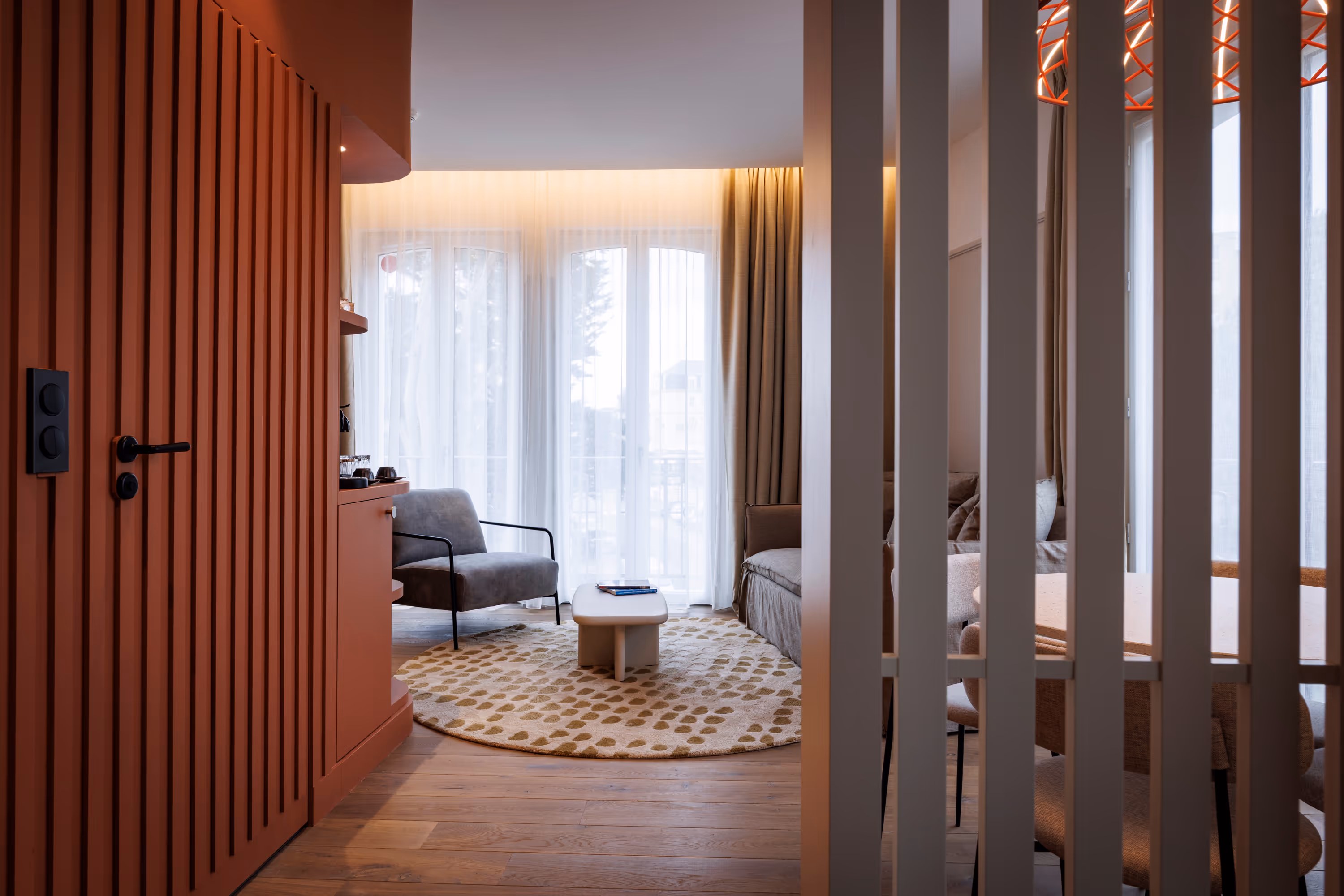 Coin salon avec canapé et table dans la Suite Duplex Familiale du Grand Hôtel de Courtoisville à Saint-Malo.