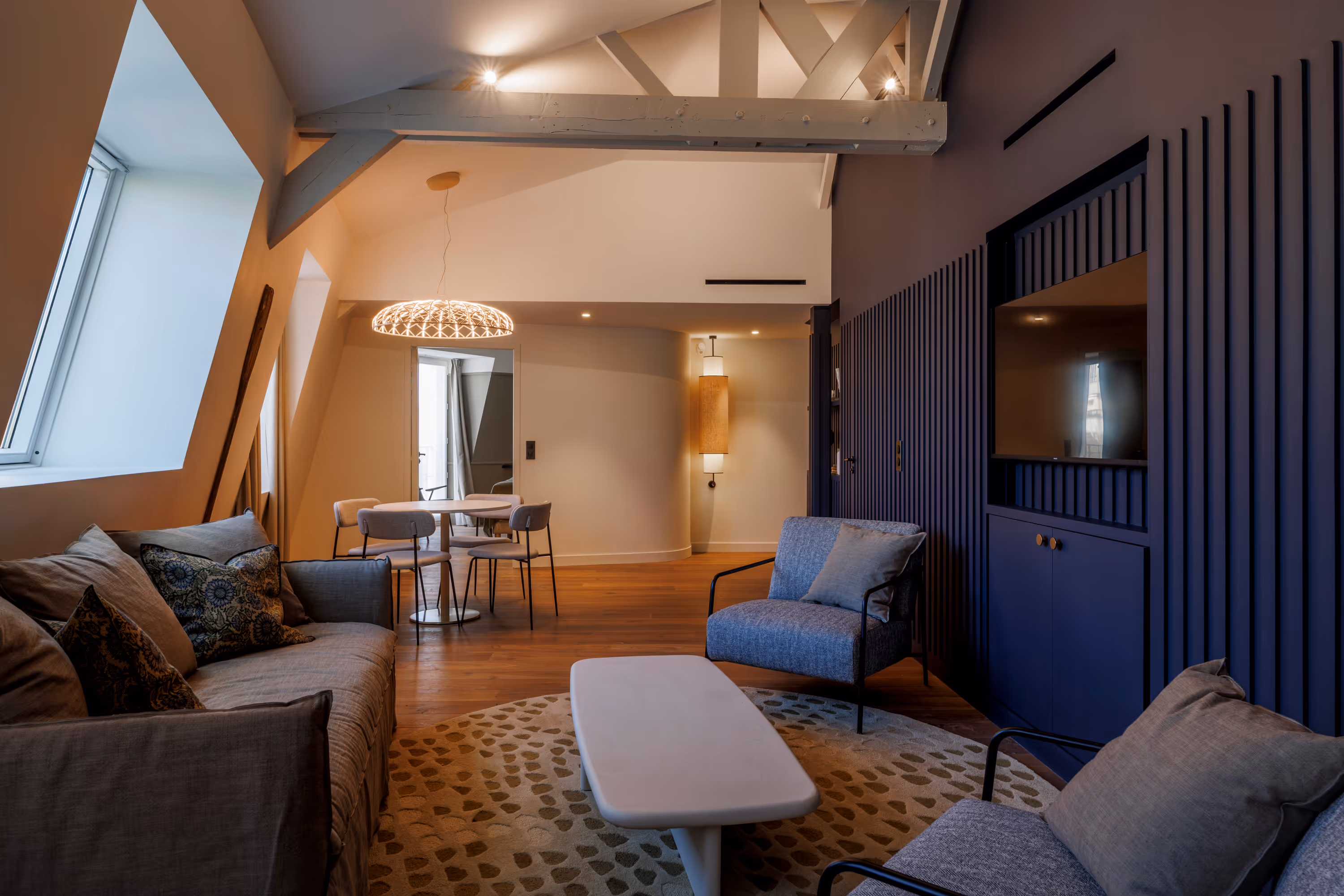 Table élégante dans la Suite Signature du Grand Hôtel de Courtoisville, idéale pour un séjour de luxe à Saint-Malo.