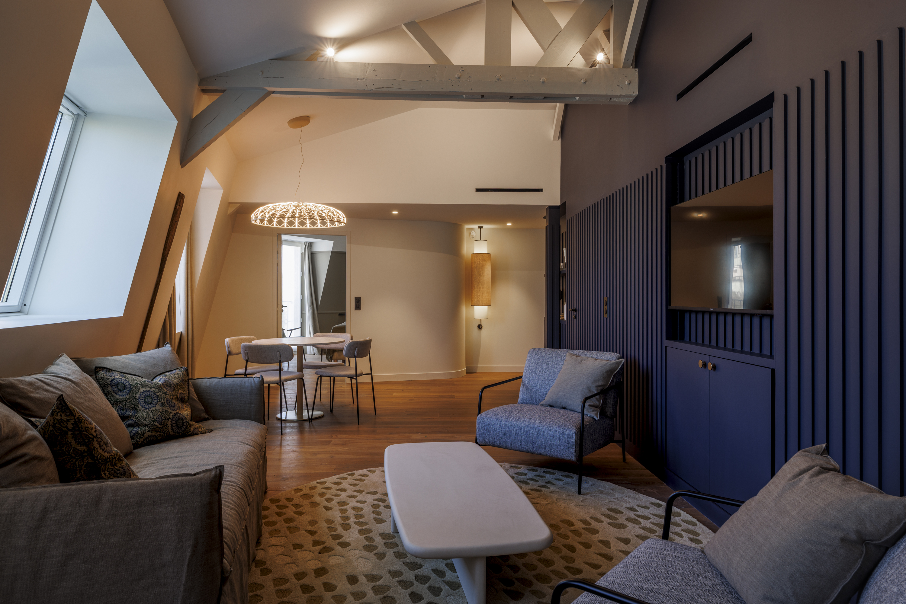 Elegant table in the Signature Suite at the Grand Hotel de Courtoisville, ideal for a luxury stay in Saint-Malo.