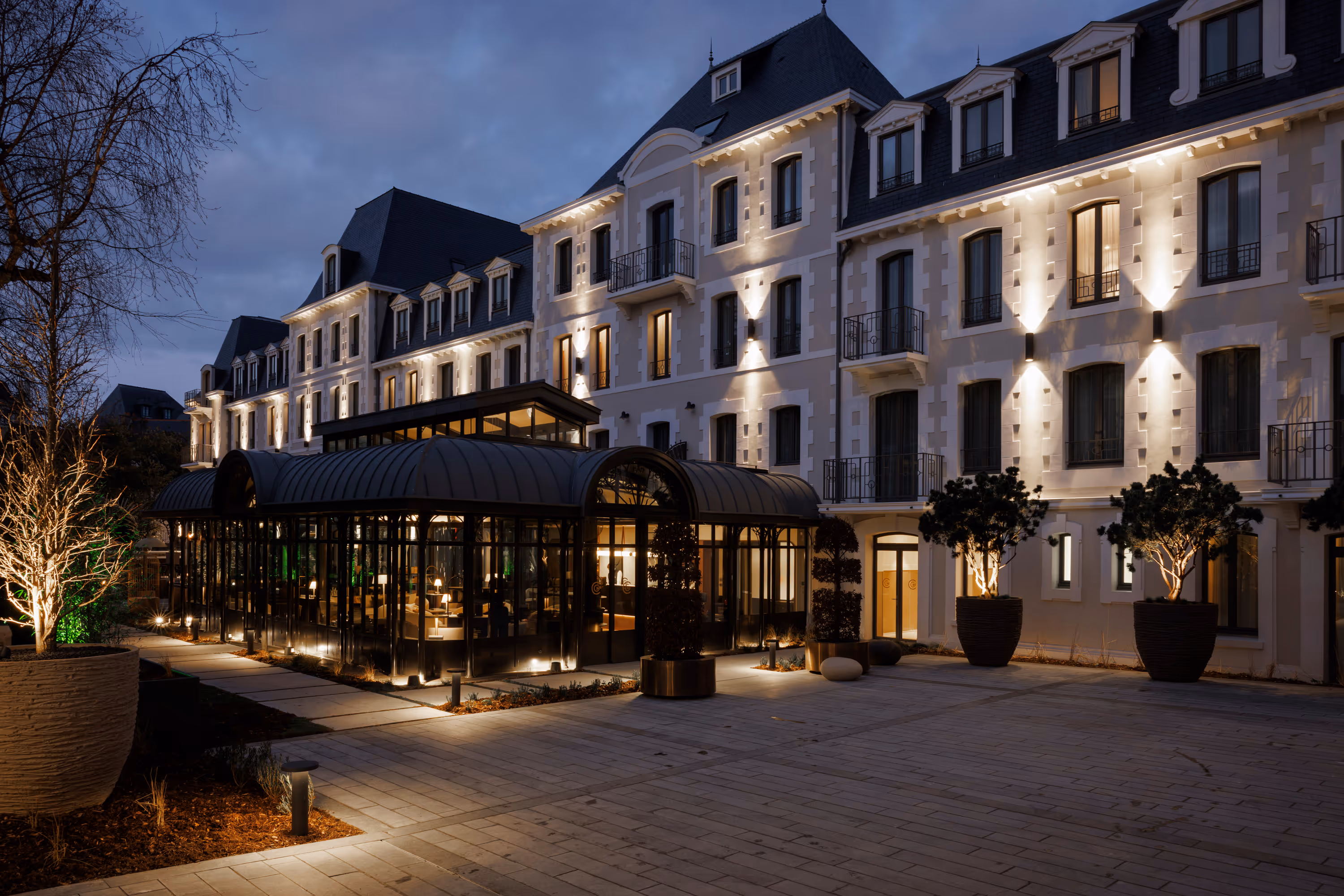 Façade du Grand Hôtel de Courtoisville à Saint-Malo, hôtel spa de luxe en Bretagne.