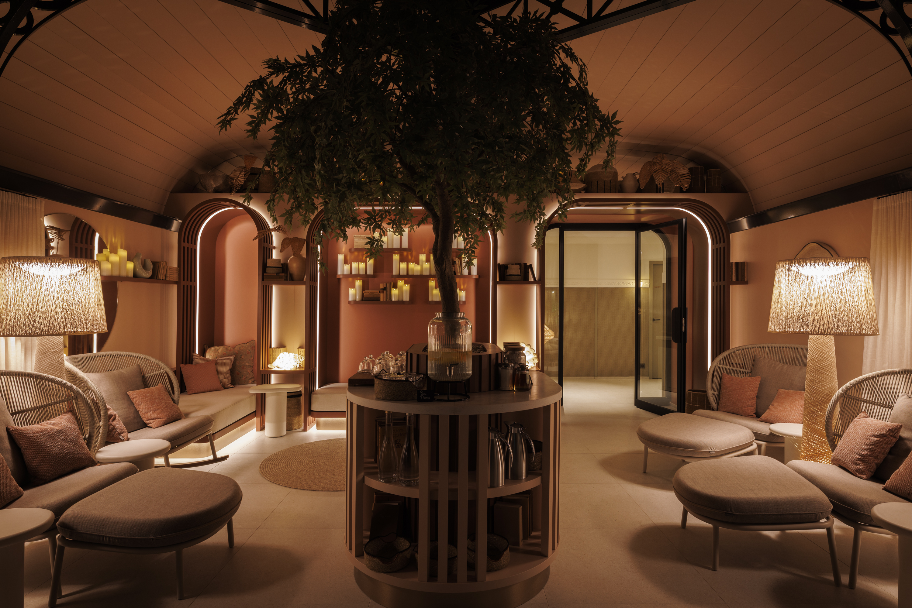 Femme dans un lit regardant un produit de soin au Grand Hôtel de Courtoisville à Saint-Malo, hôtel spa 4 étoiles.