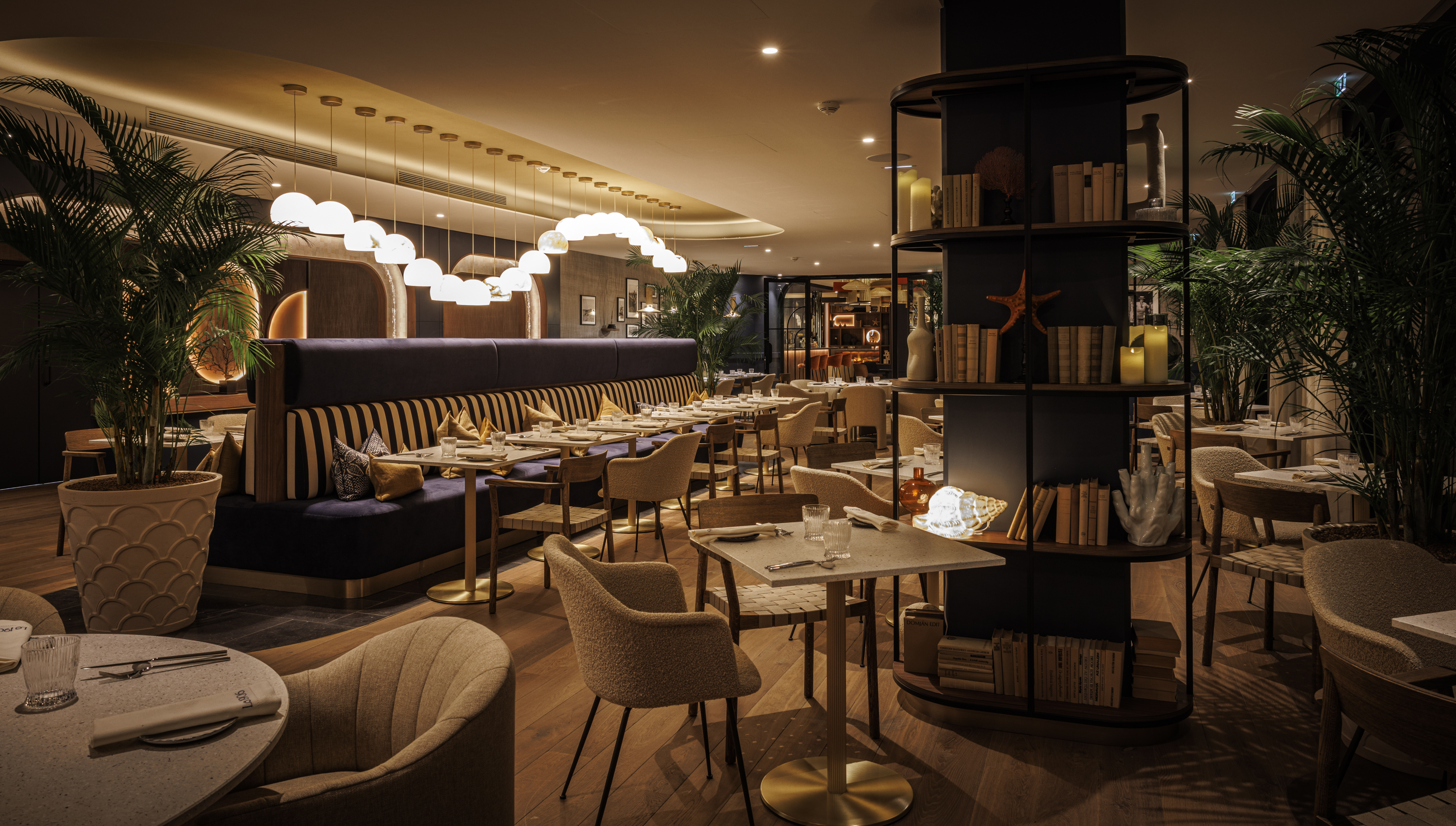 Restaurant Le 1906 at the Grand Hotel de Courtoisville in Saint-Malo, 4-star spa hotel in Brittany with gourmet cuisine.