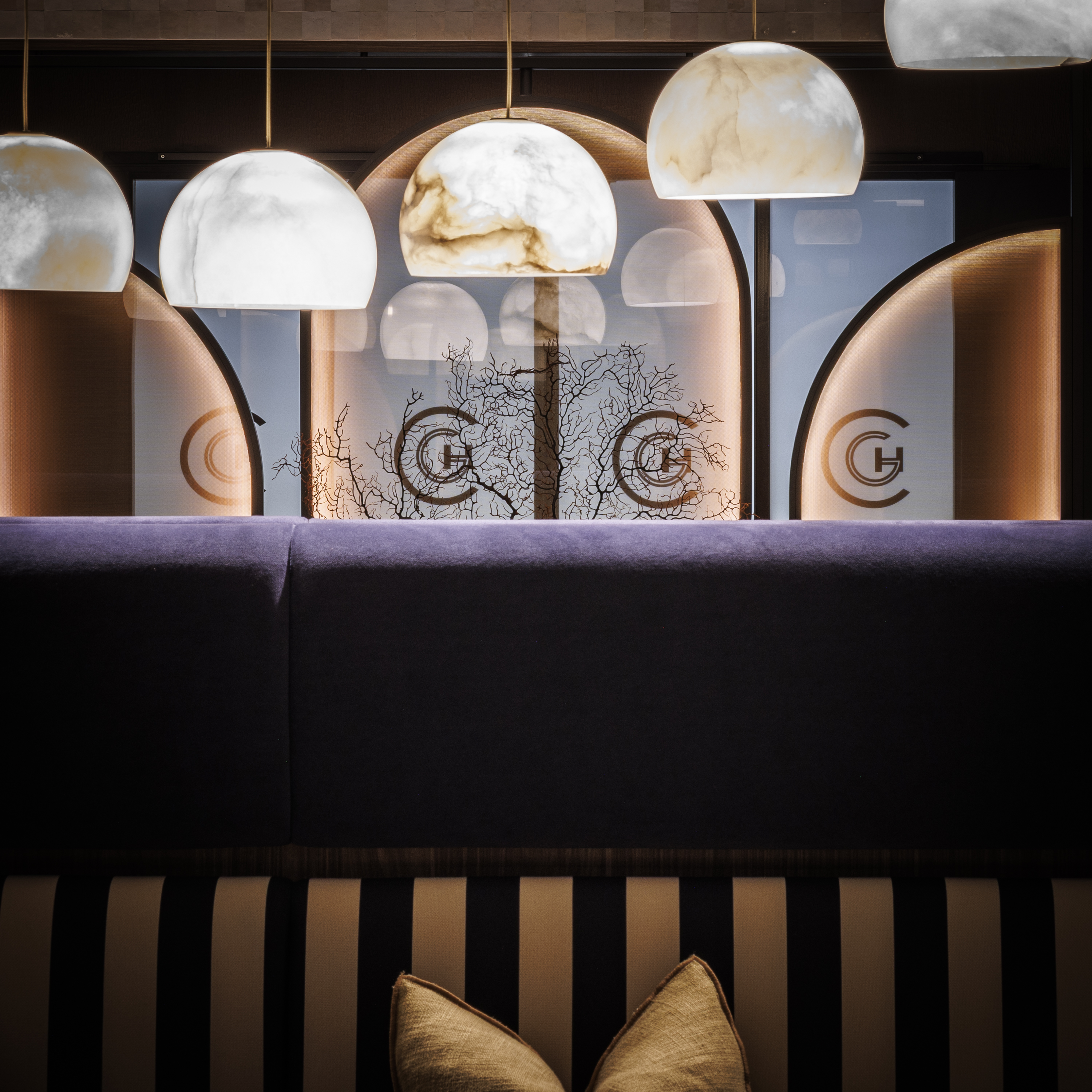 Elegant restaurant room at the Grand Hotel de Courtoisville in Saint-Malo, a 4-star hotel near Sillon beach.