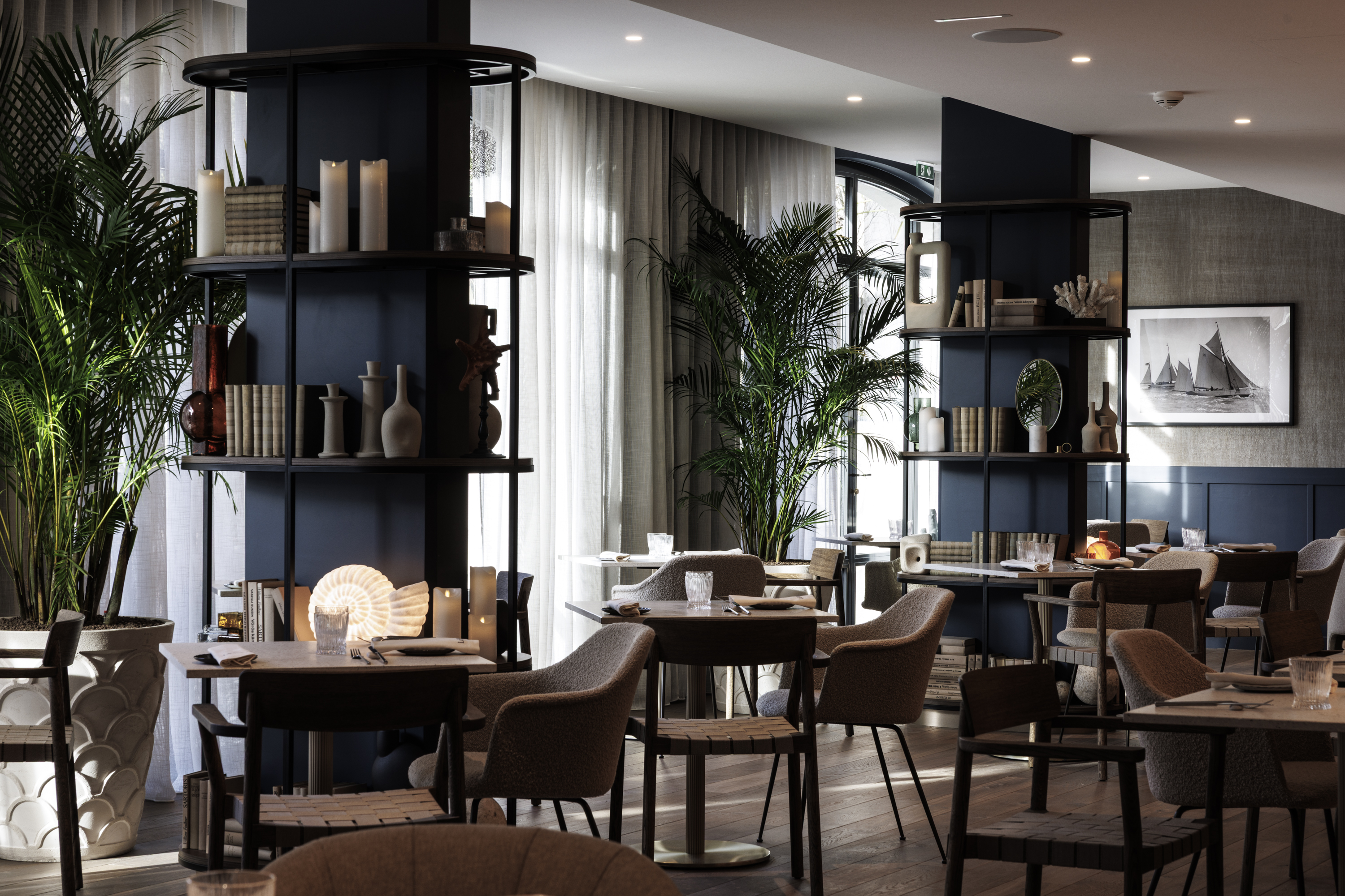 Tables set for reception at the restaurant of the Grand Hotel de Courtoisville in Saint-Malo, 4-star spa hotel with seminar room.