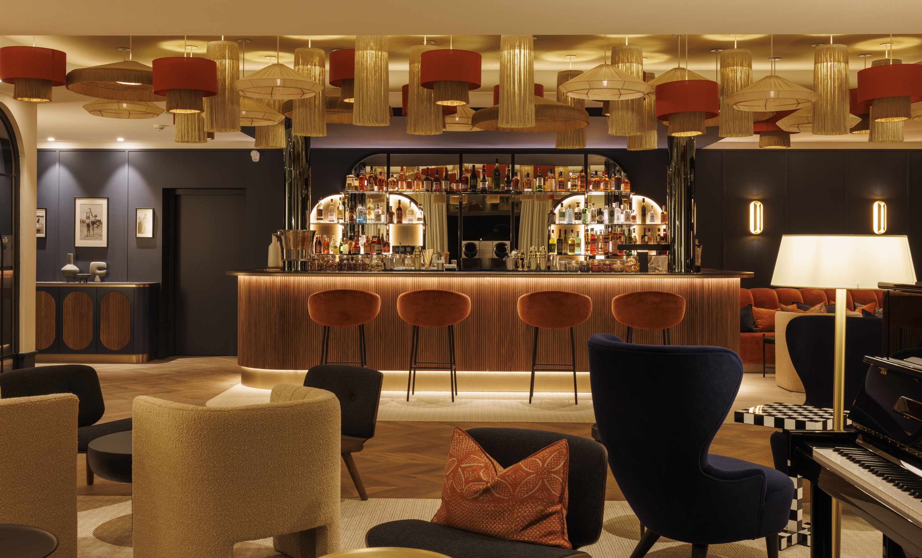 Lounge bar and armchairs at the Grand Hotel de Courtoisville in Saint-Malo, a luxury 4-star spa hotel.