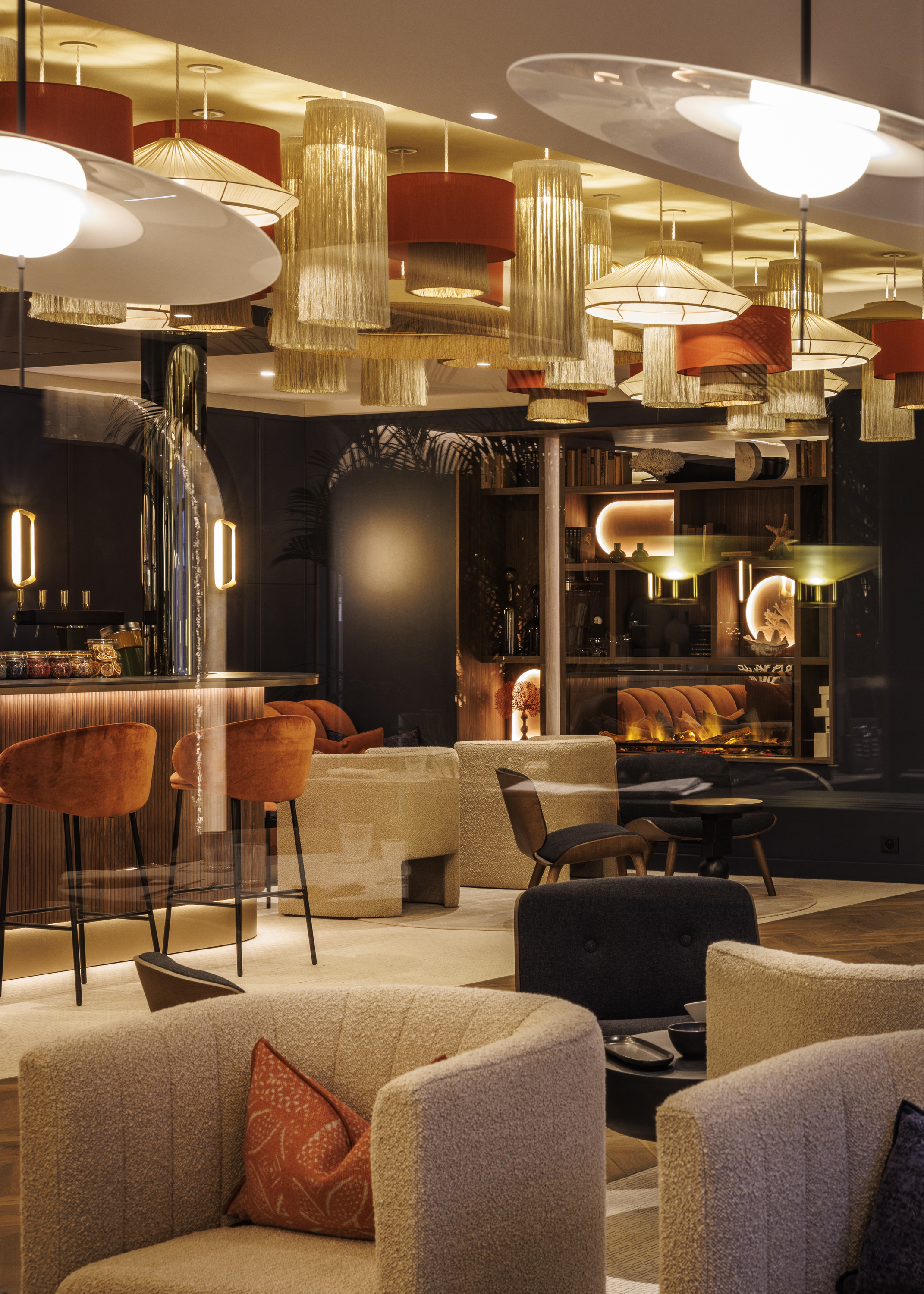 Refined bar area with large sofa at the Grand Hotel de Courtoisville in Saint-Malo, a 4-star spa hotel near Sillon beach.