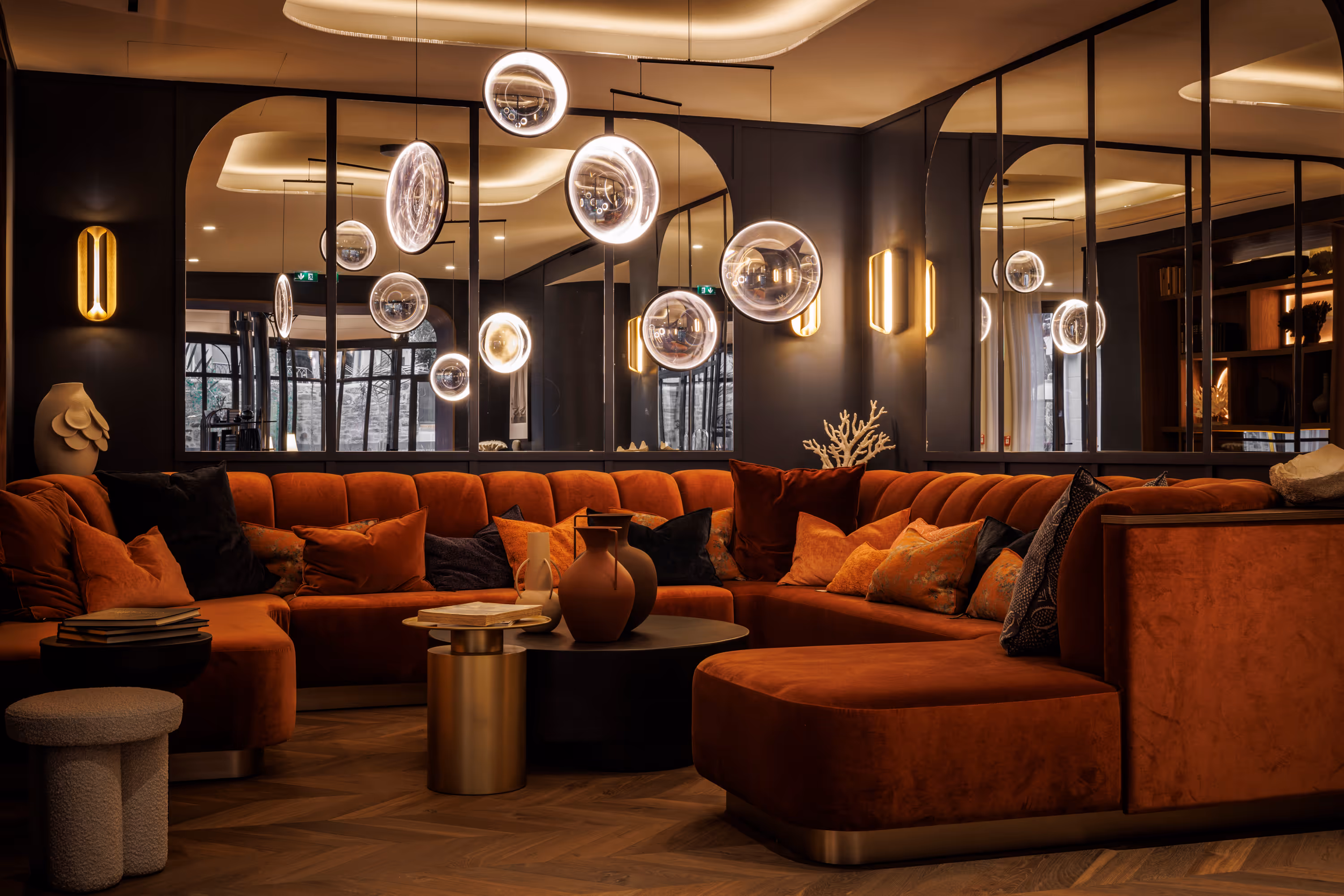 Bar lounge du Grand Hôtel de Courtoisville à Saint-Malo, hôtel spa 4 étoiles en Bretagne avec fauteuils confortables.