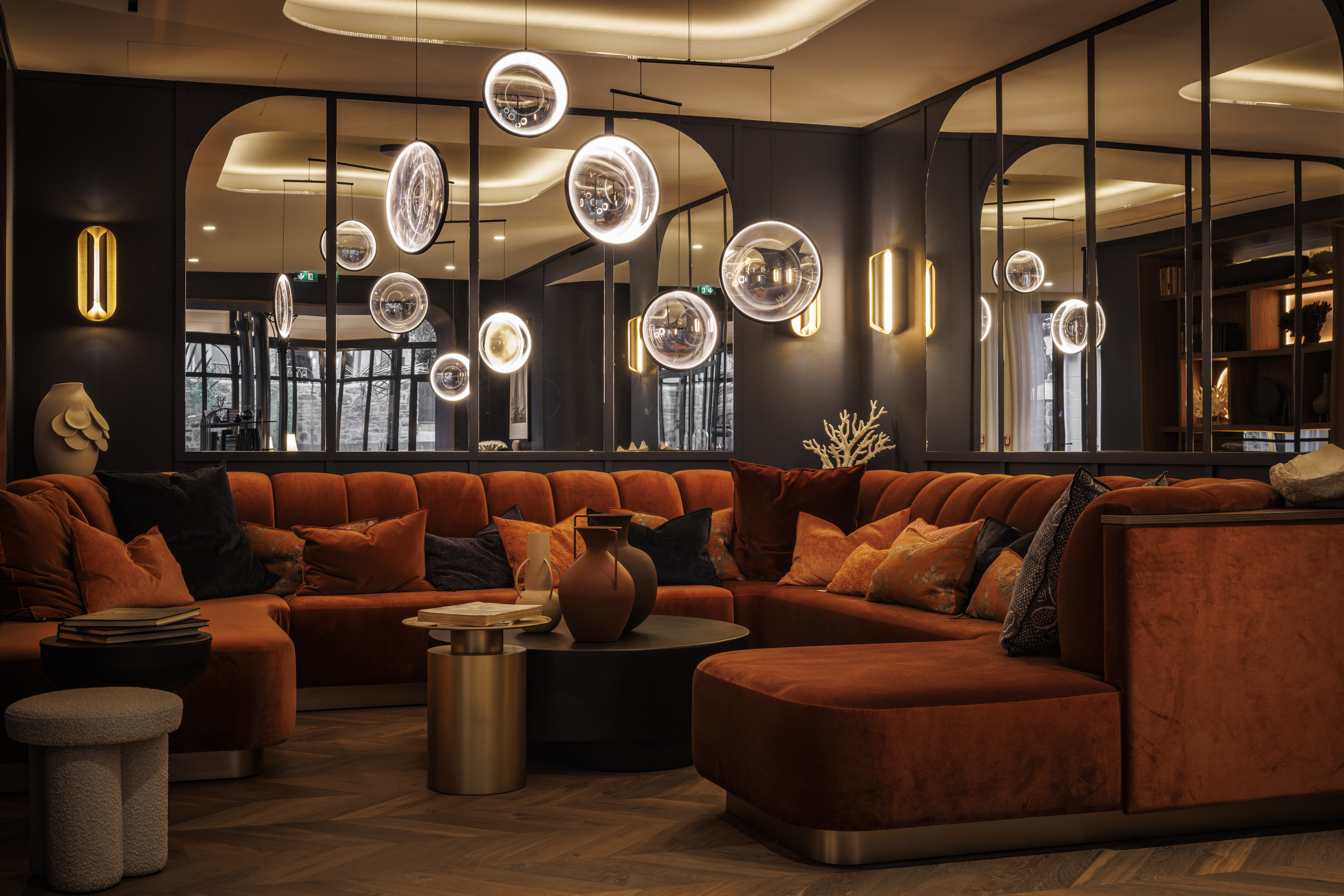 Lounge bar at the Grand Hotel de Courtoisville in Saint-Malo, a 4-star spa hotel in Brittany with comfortable armchairs.