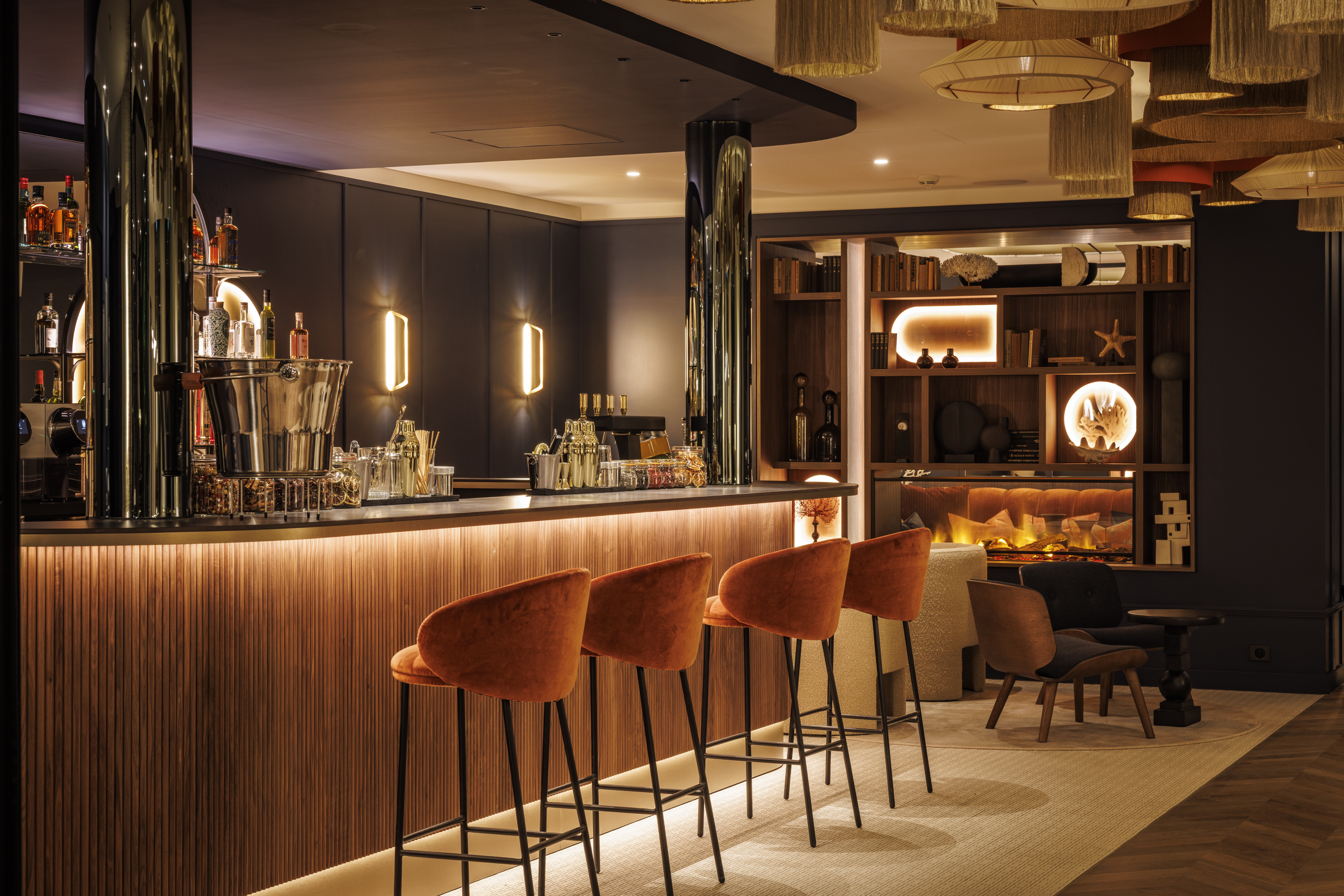 Zoom sur le bar du Grand Hôtel de Courtoisville à Saint-Malo, hôtel spa 4 étoiles avec mixologie et cocktails.