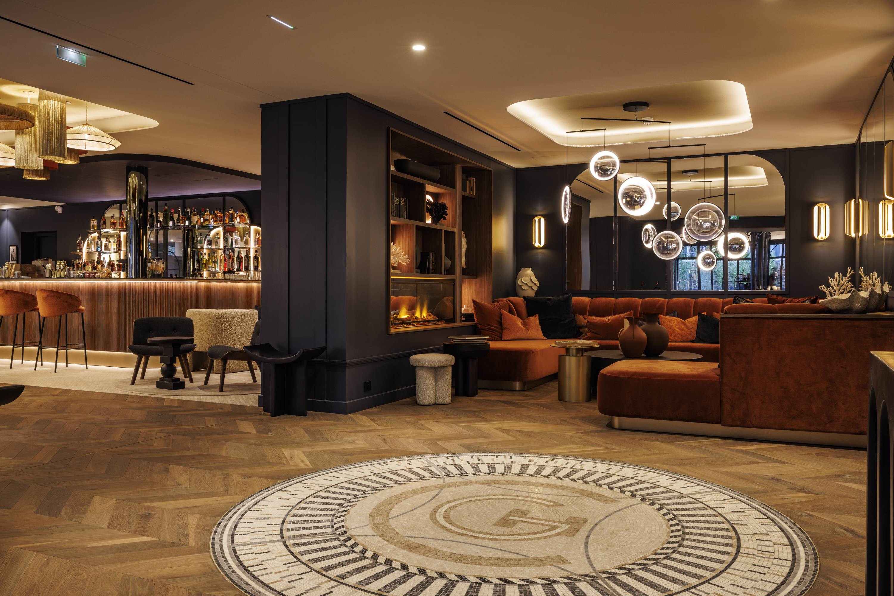 Elegant bar at the Grand Hotel de Courtoisville in Saint-Malo, a luxury 4-star hotel in Brittany.