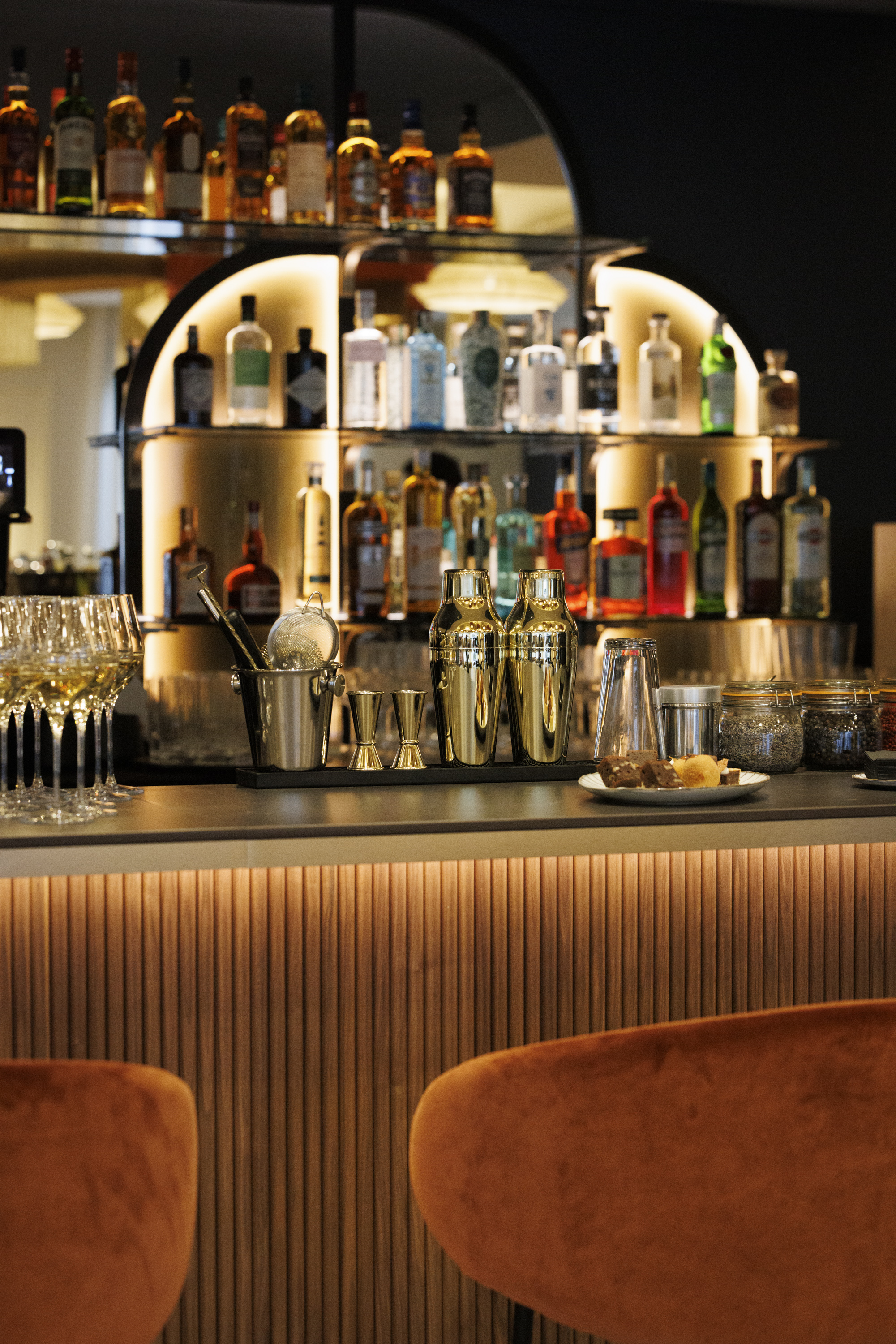 Bar lounge raffiné au Grand Hôtel de Courtoisville à Saint-Malo, hôtel spa 4 étoiles en bord de mer.