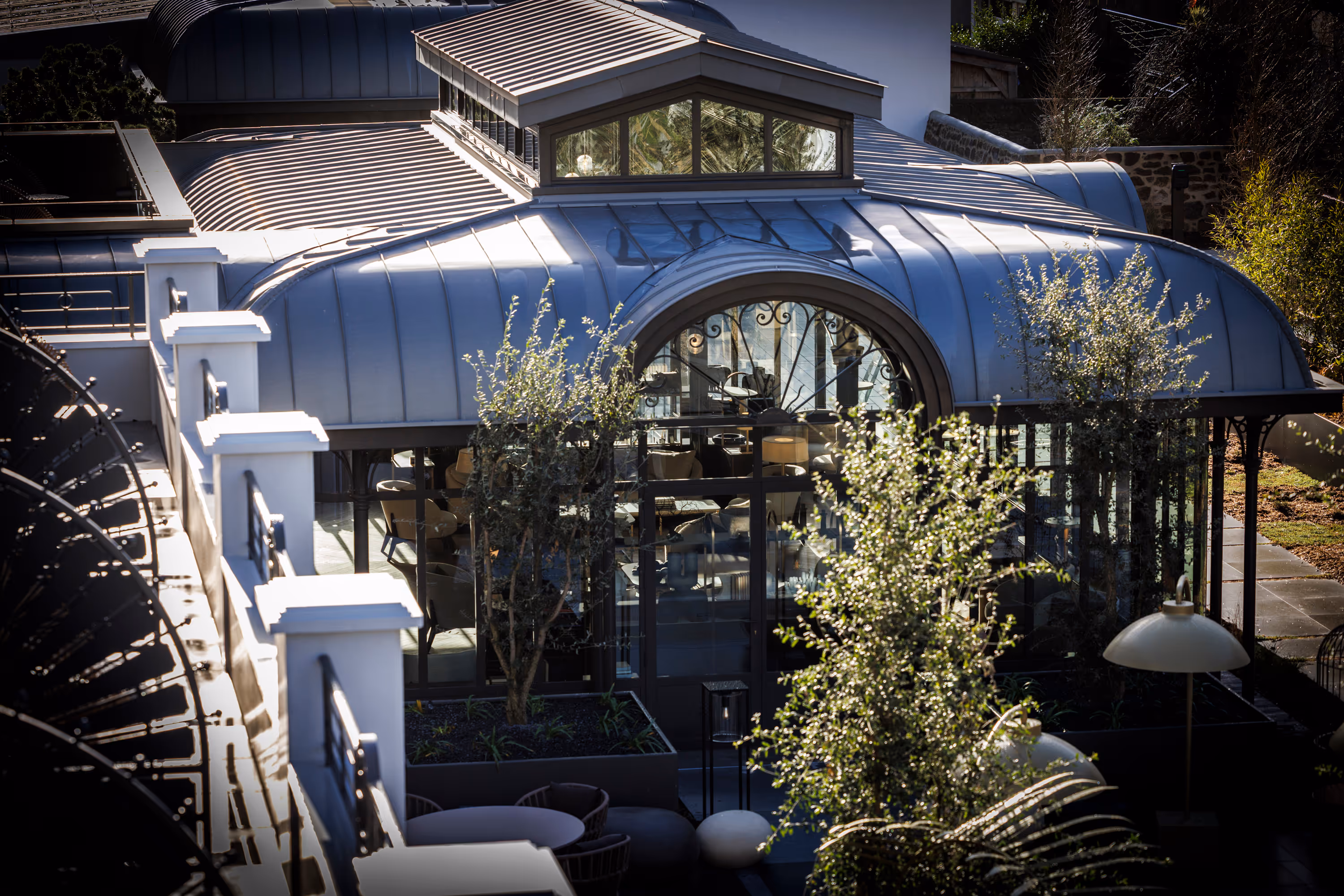 Façade du Grand Hôtel de Courtoisville à Saint-Malo, hôtel spa 4 étoiles avec salles de séminaires et espaces de réception.