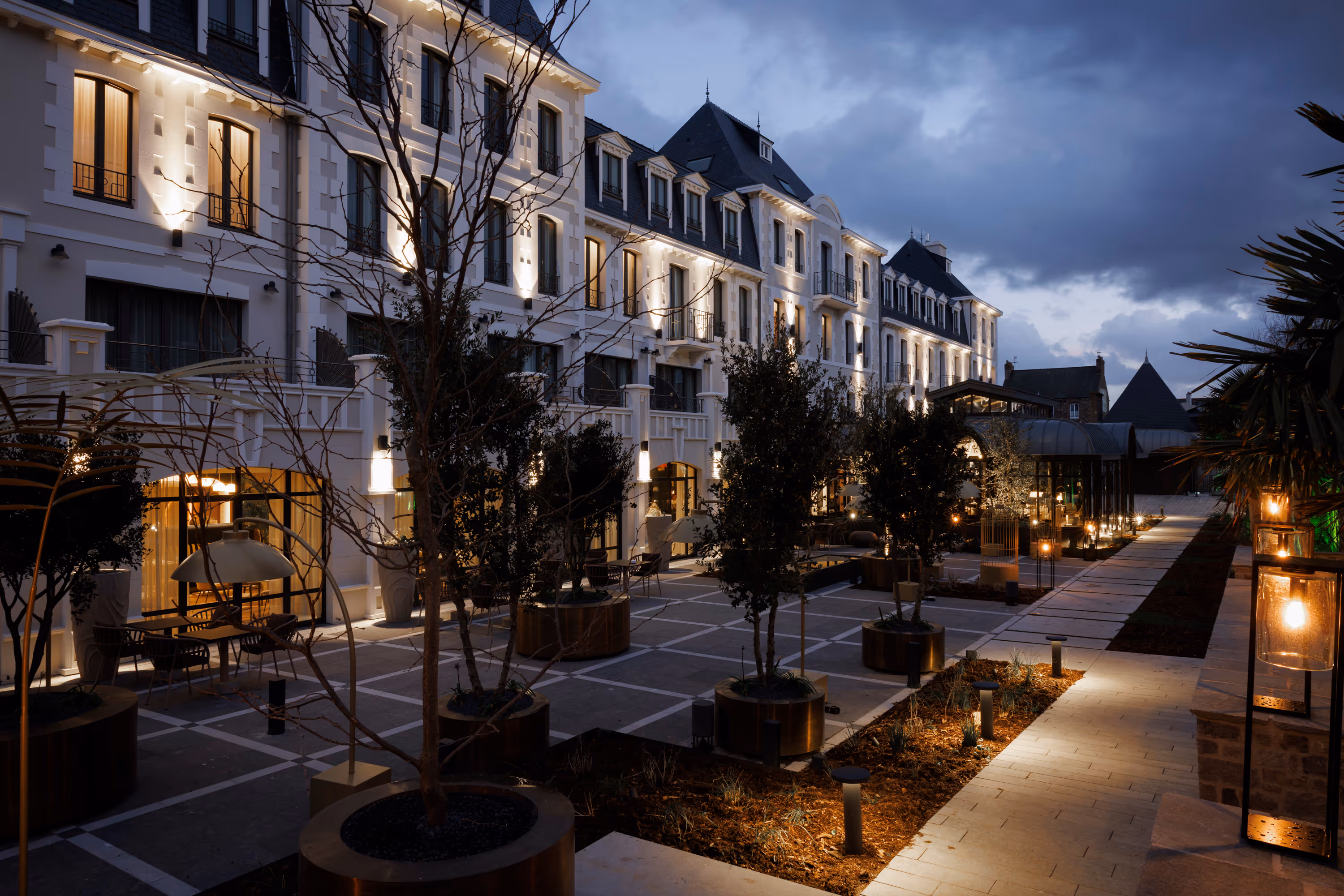 Façade du Grand Hôtel de Courtoisville à Saint-Malo, hôtel 4 étoiles en bord de mer avec parking.
