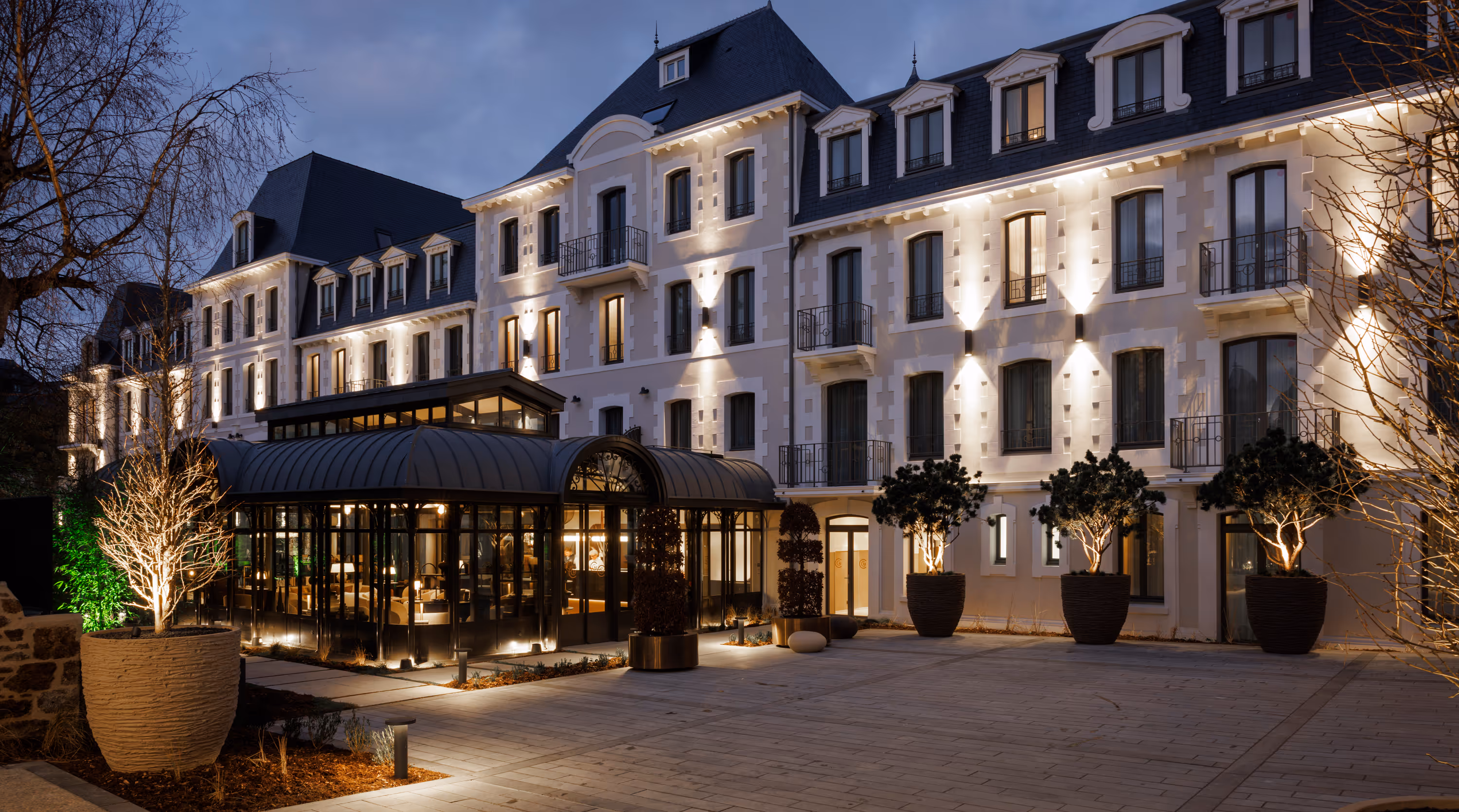 Entrée et façade du Grand Hôtel de Courtoisville à Saint-Malo avec espace baby-foot extérieur, hôtel 4 étoiles en Bretagne.