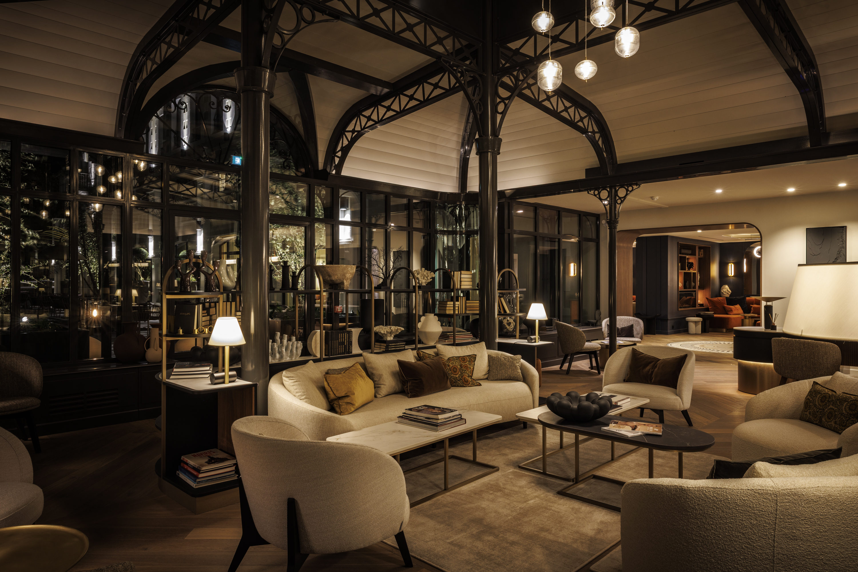 Refined lobby with comfortable armchairs at the Grand Hotel de Courtoisville in Saint-Malo, a 4-star spa hotel by the sea.