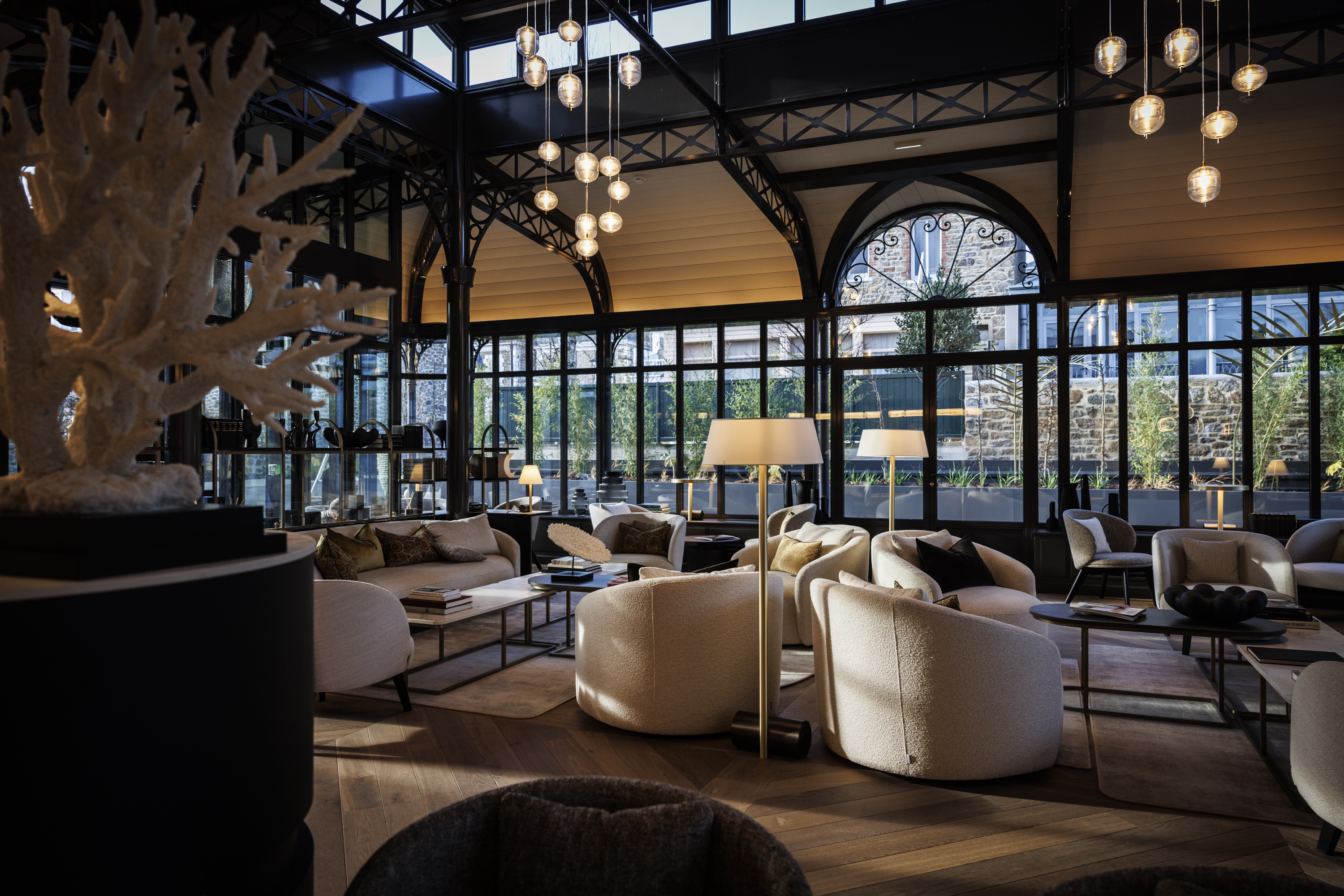 Spacious lobby with armchairs at the Grand Hotel de Courtoisville in Saint-Malo, a 4-star spa hotel by the sea.
