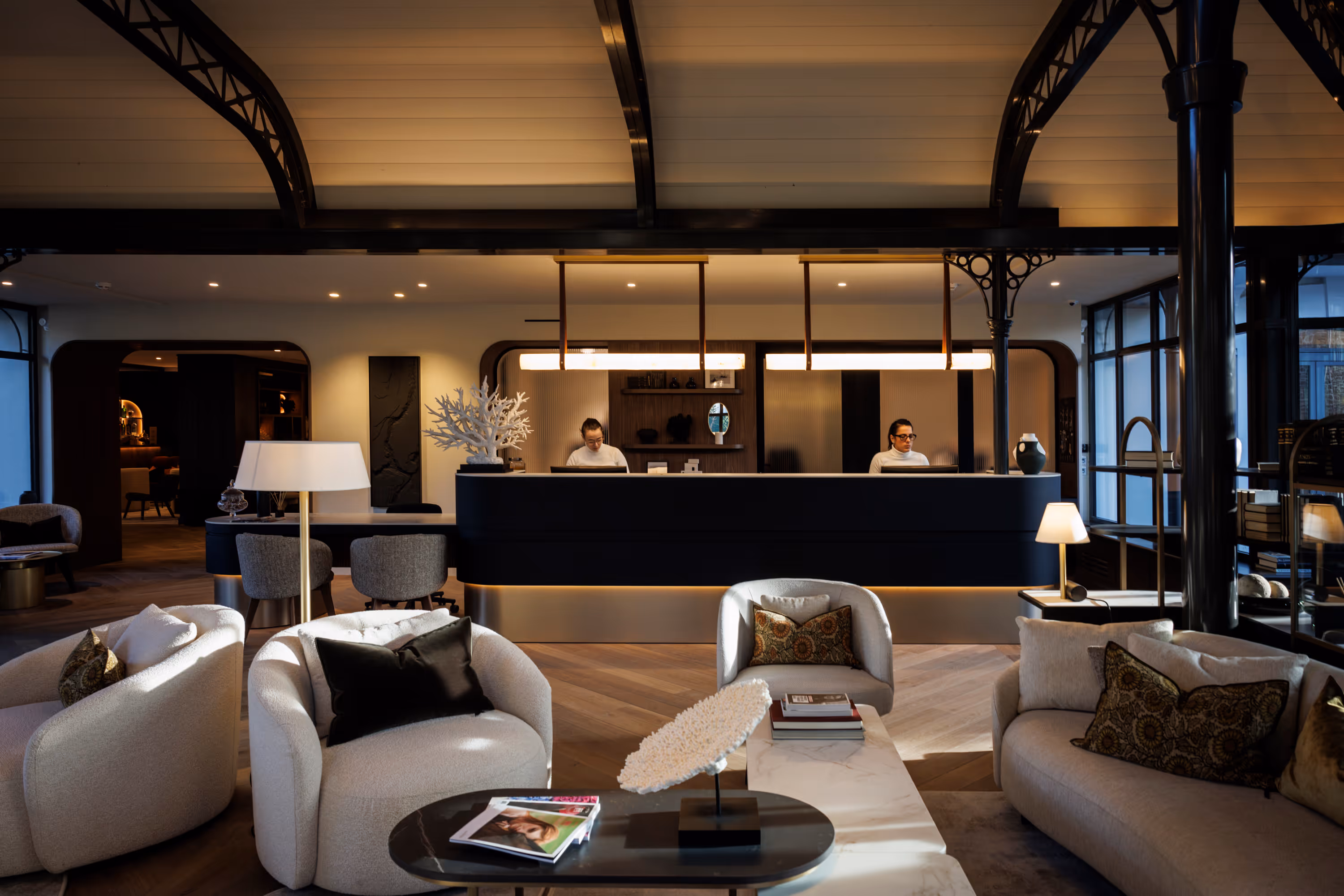 Vue sur le lobby et la réception du Grand Hôtel de Courtoisville à Saint-Malo, hôtel 4 étoiles proche du centre-ville.