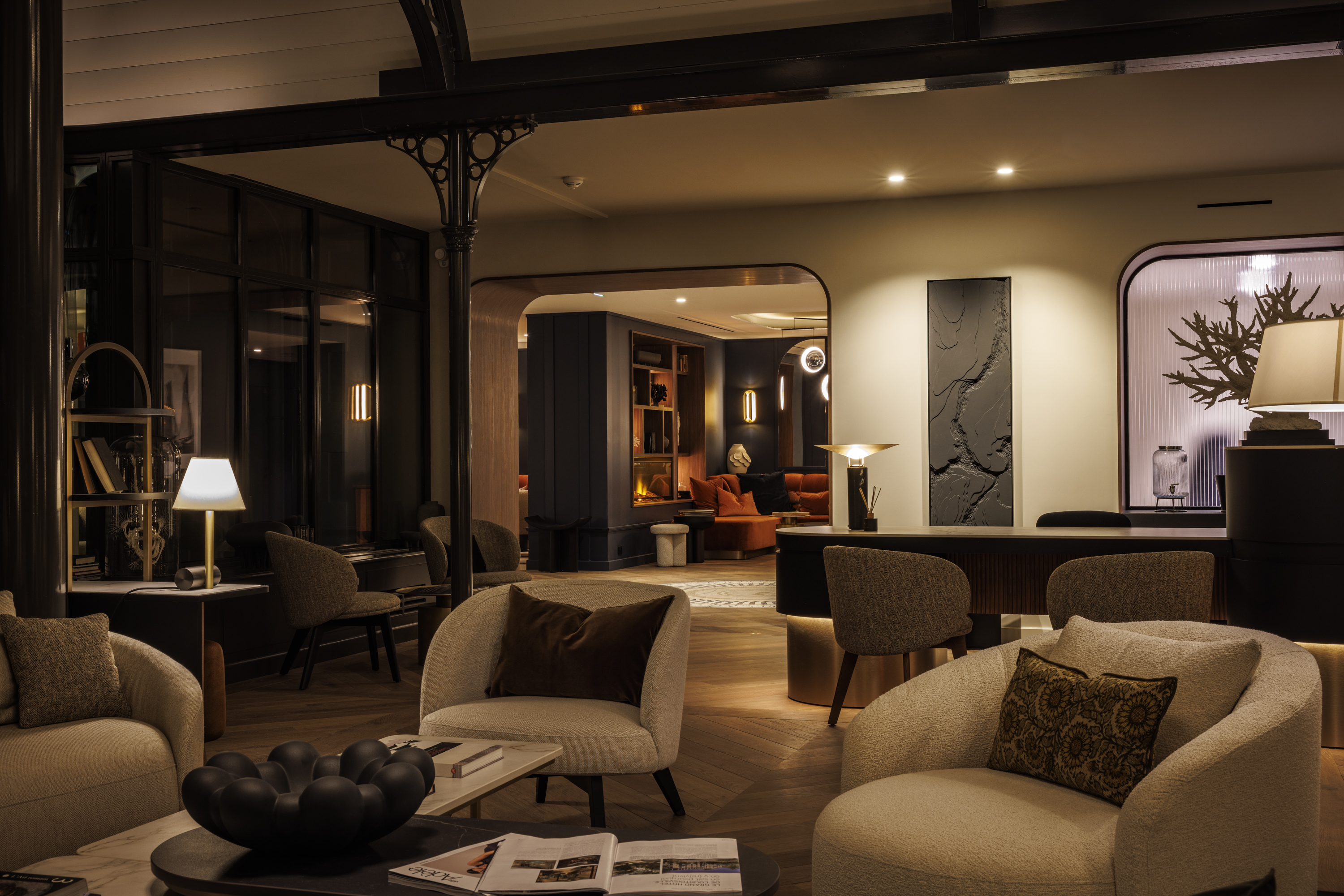 Refined lobby with relaxation areas at the Grand Hotel de Courtoisville in Saint-Malo, a luxury 4-star spa hotel.