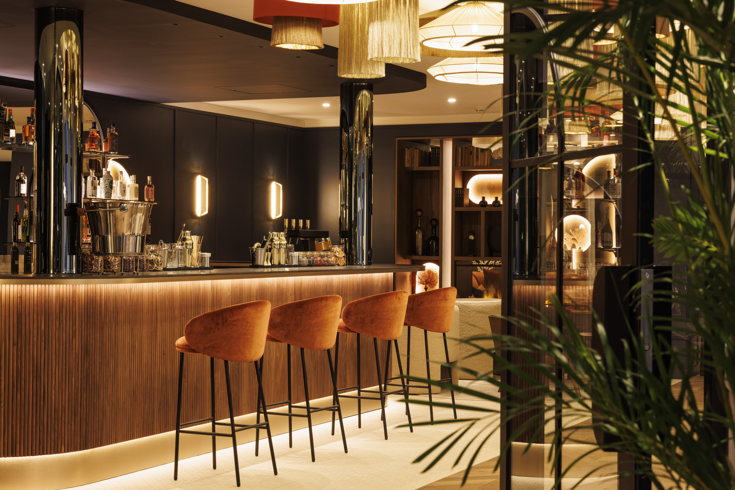 Refined bar at the Grand Hotel de Courtoisville in Saint-Malo, a 4-star hotel by the sea with mixology cocktails.