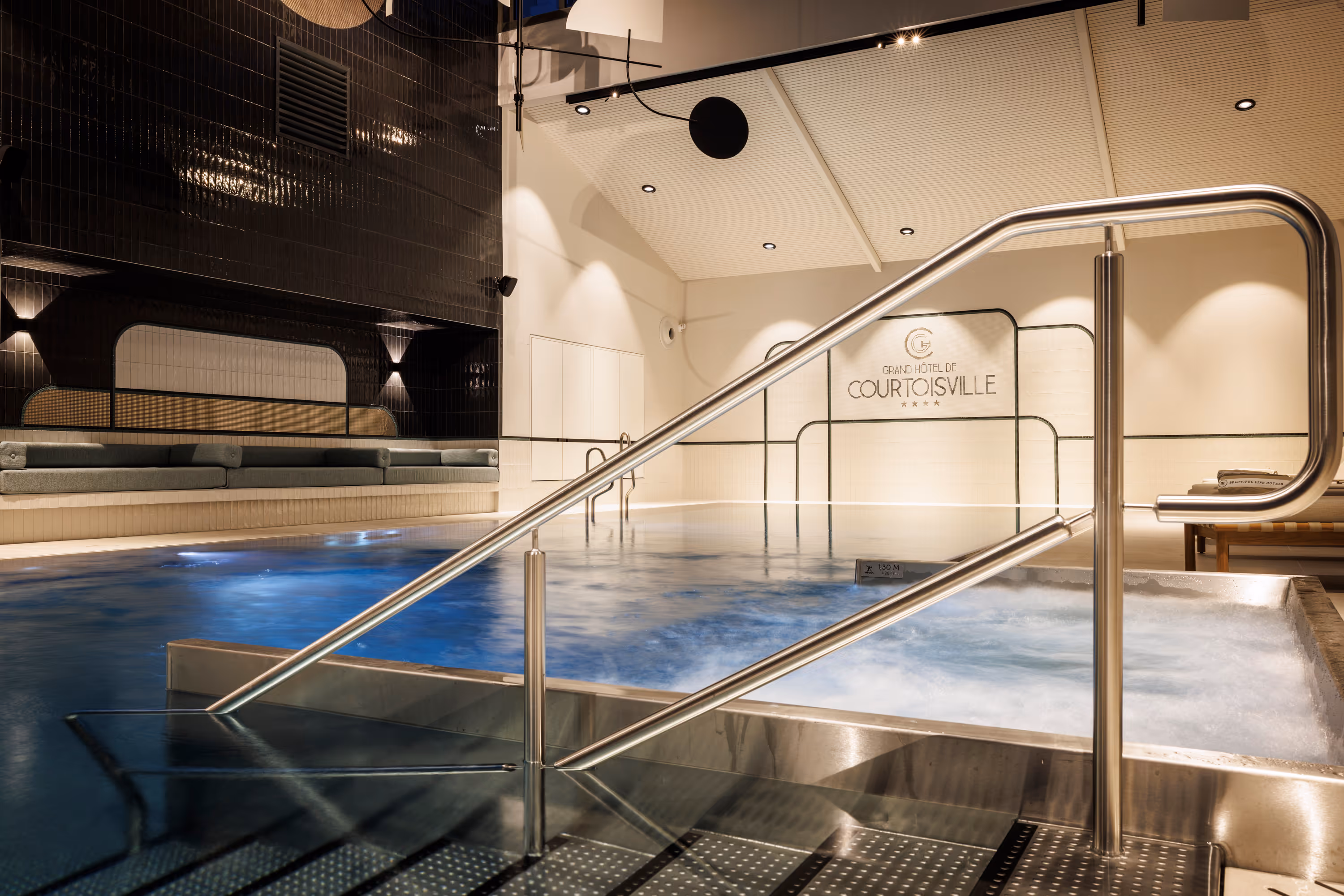 Piscine intérieure élégante au Grand Hôtel de Courtoisville à Saint-Malo, hôtel spa 4 étoiles de luxe en bord de mer.