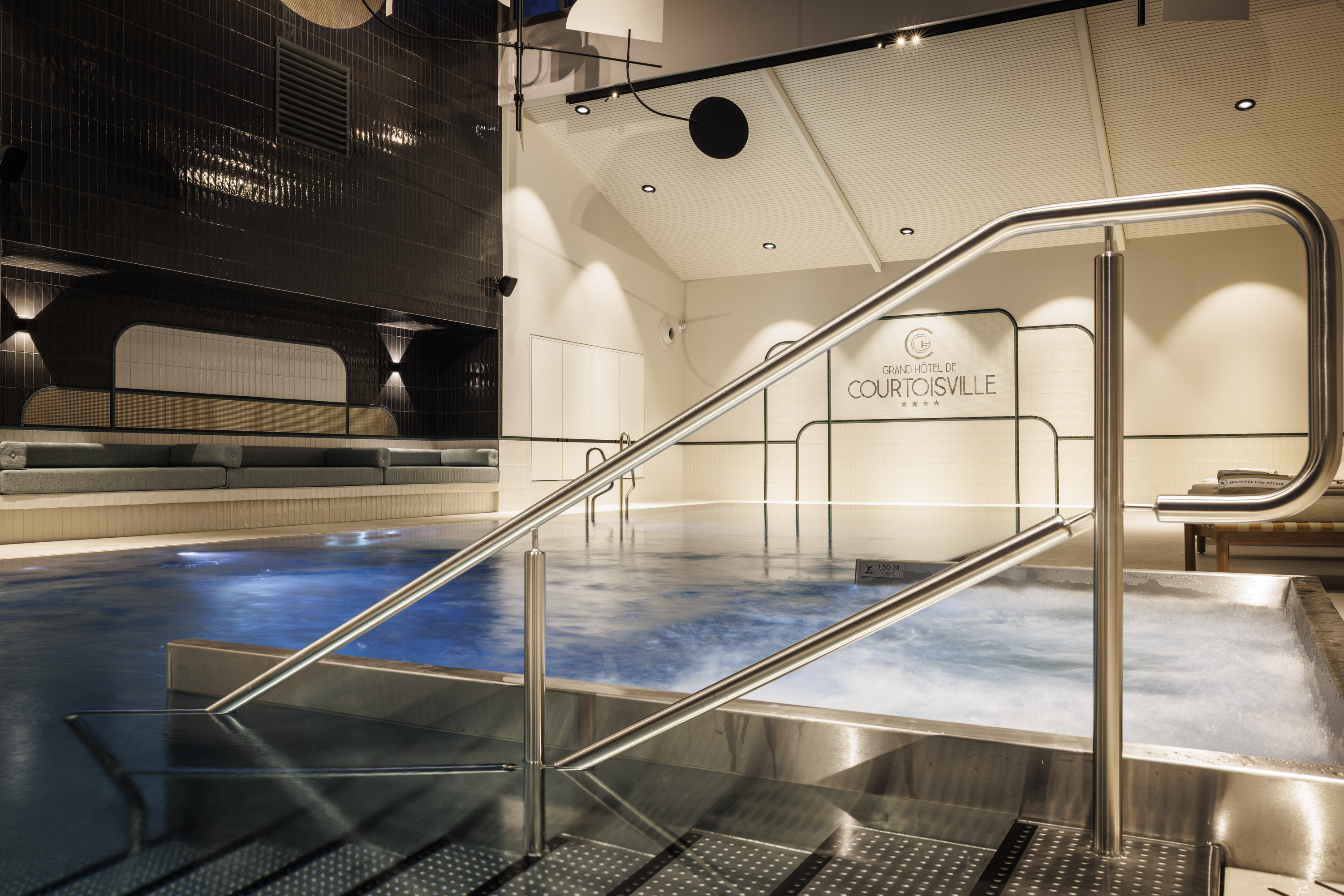 Piscine intérieure élégante au Grand Hôtel de Courtoisville à Saint-Malo, hôtel spa 4 étoiles de luxe en bord de mer.