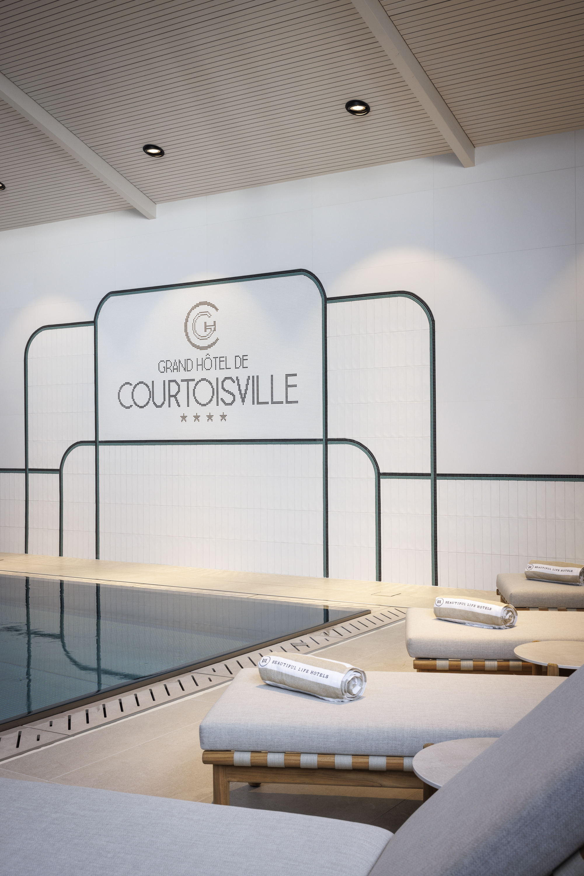 Heated indoor pool at the Grand Hotel de Courtoisville in Saint-Malo, 4-star spa hotel with jacuzzi and steam room.