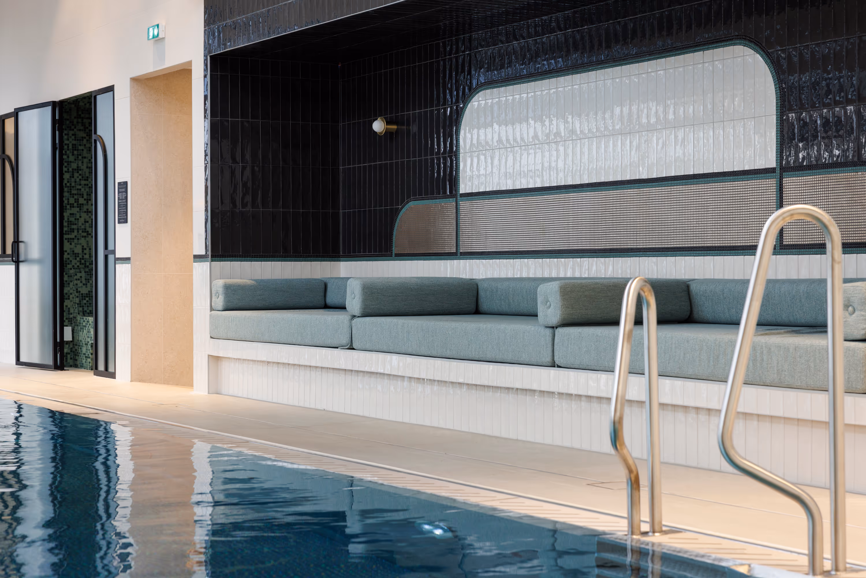Espace piscine intérieure du Grand Hôtel de Courtoisville à Saint-Malo, hôtel spa 4 étoiles avec hammam et jacuzzi.