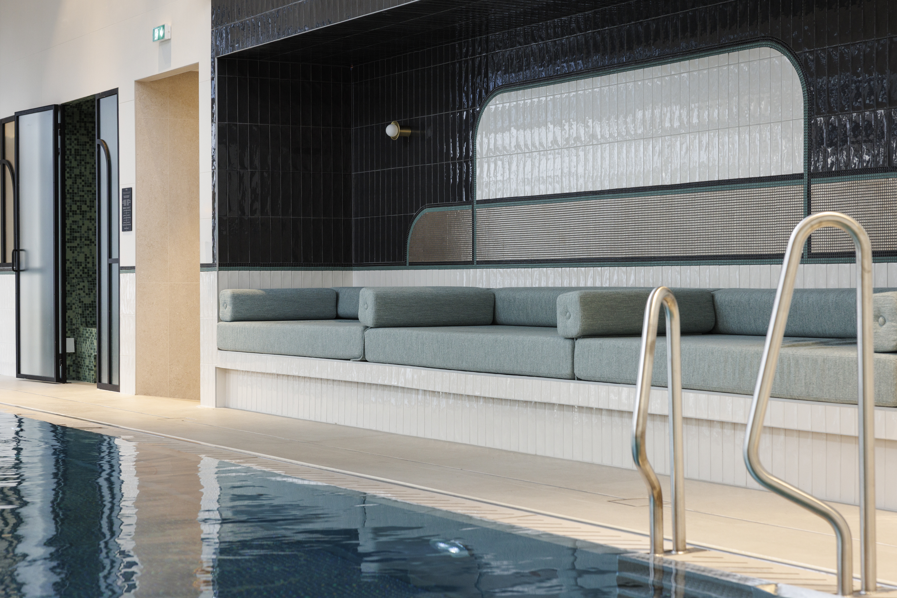 Espace piscine intérieure du Grand Hôtel de Courtoisville à Saint-Malo, hôtel spa 4 étoiles avec hammam et jacuzzi.