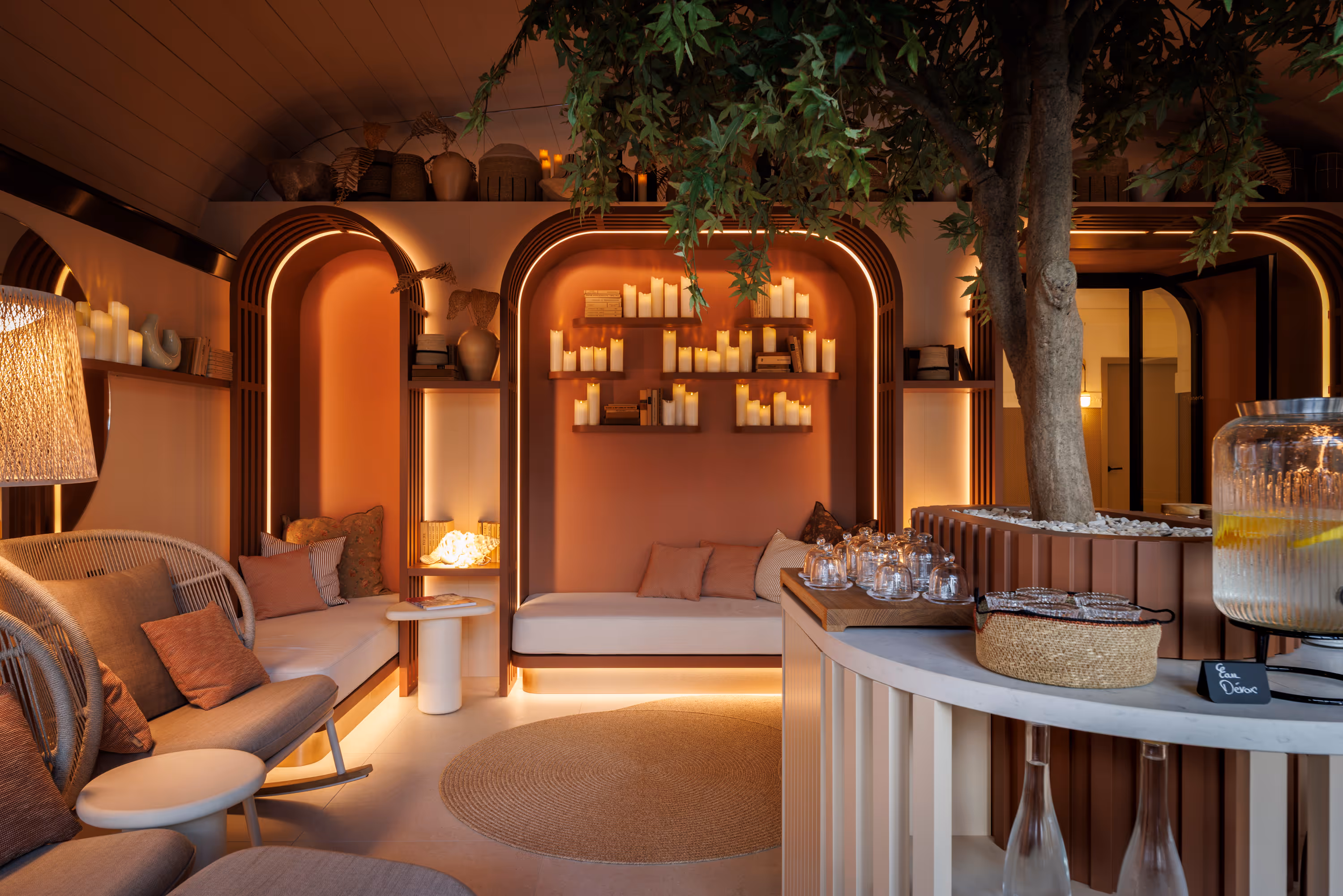 Terrasse lounge avec fauteuils au Grand Hôtel de Courtoisville à Saint-Malo, hôtel spa 4 étoiles en bord de mer.