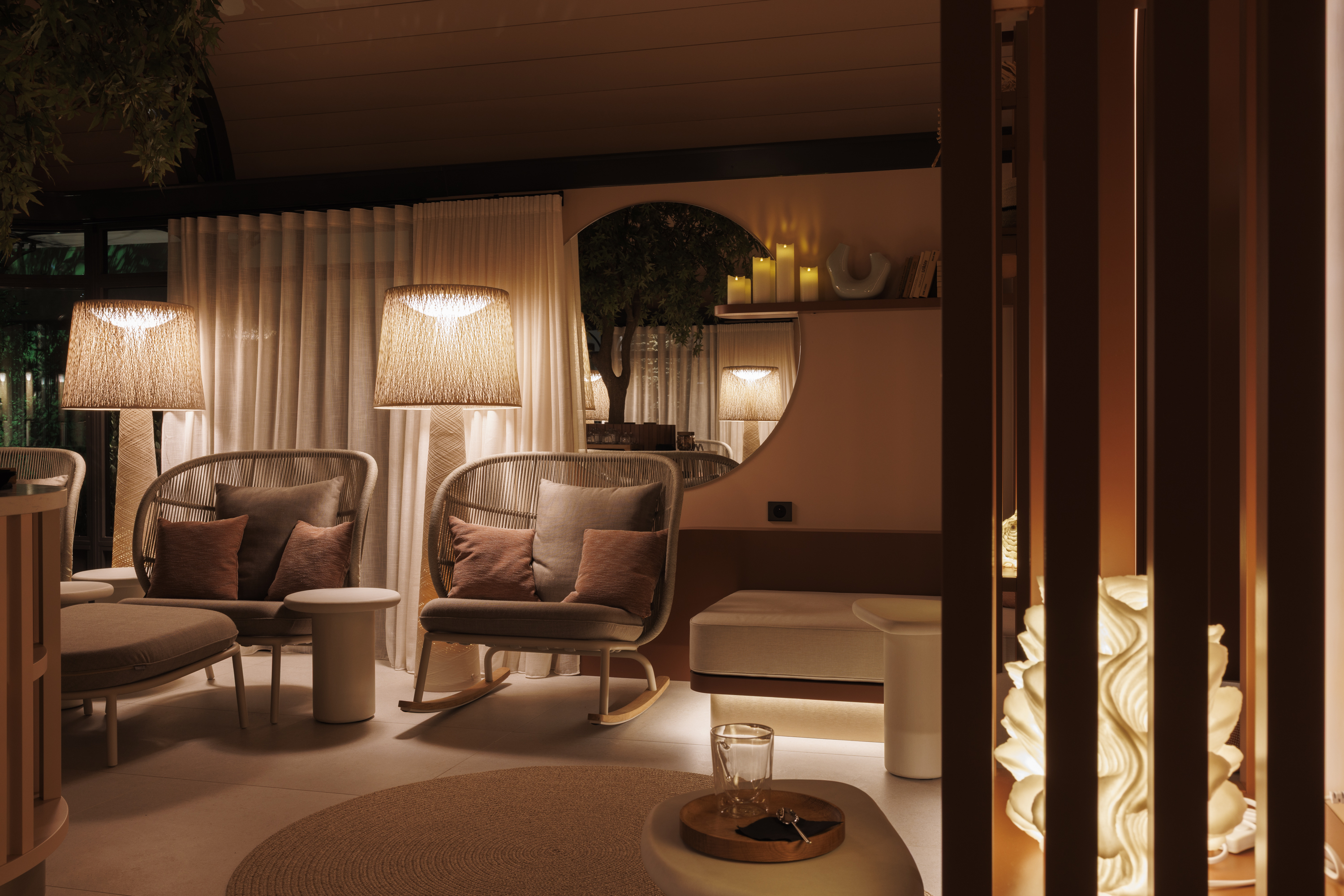 Refined tea room at the Grand Hotel de Courtoisville in Saint-Malo, a 4-star spa hotel near Sillon beach.