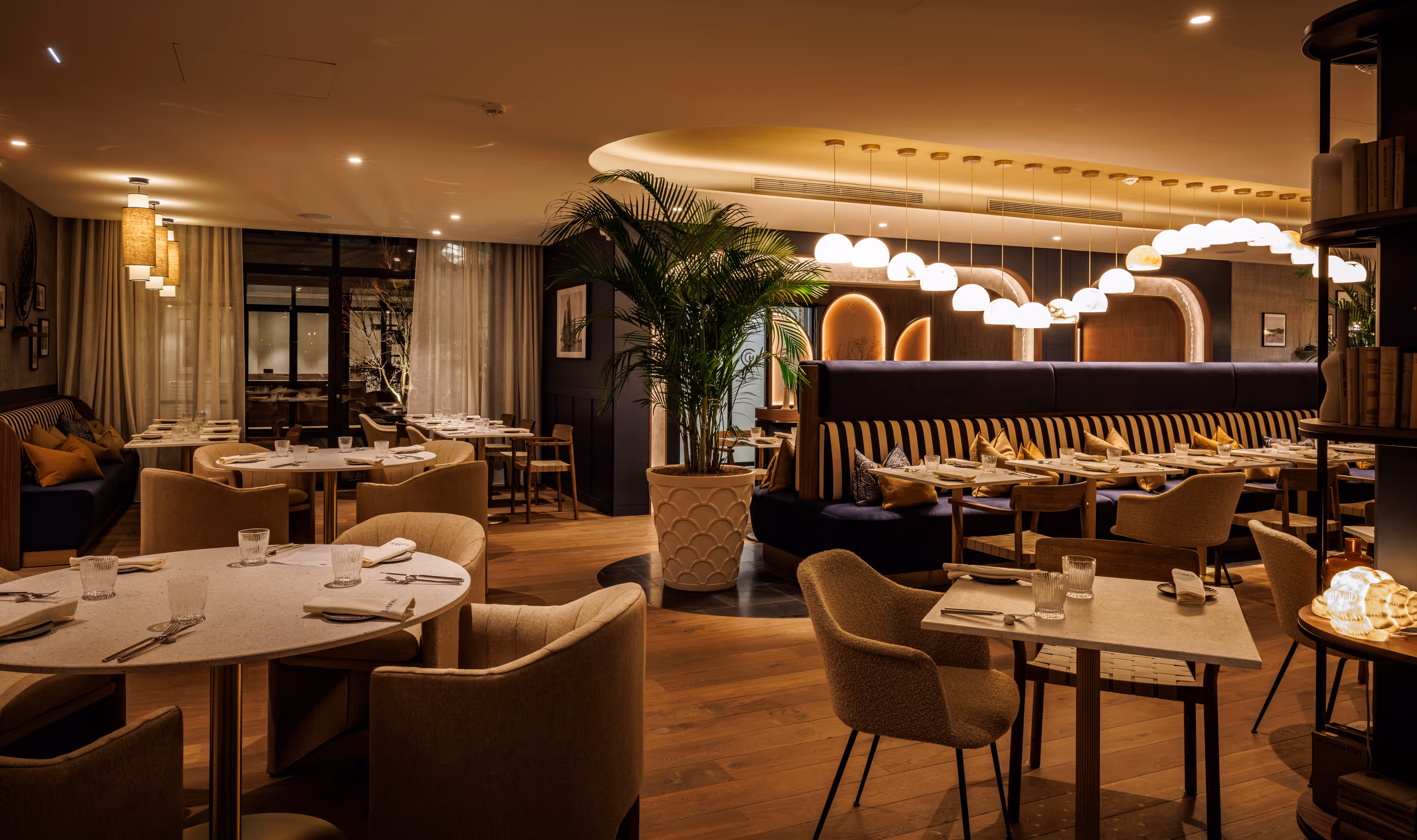 Dîner romantique au restaurant du Grand Hôtel de Courtoisville à Saint-Malo, hôtel spa 4 étoiles proche de la plage.