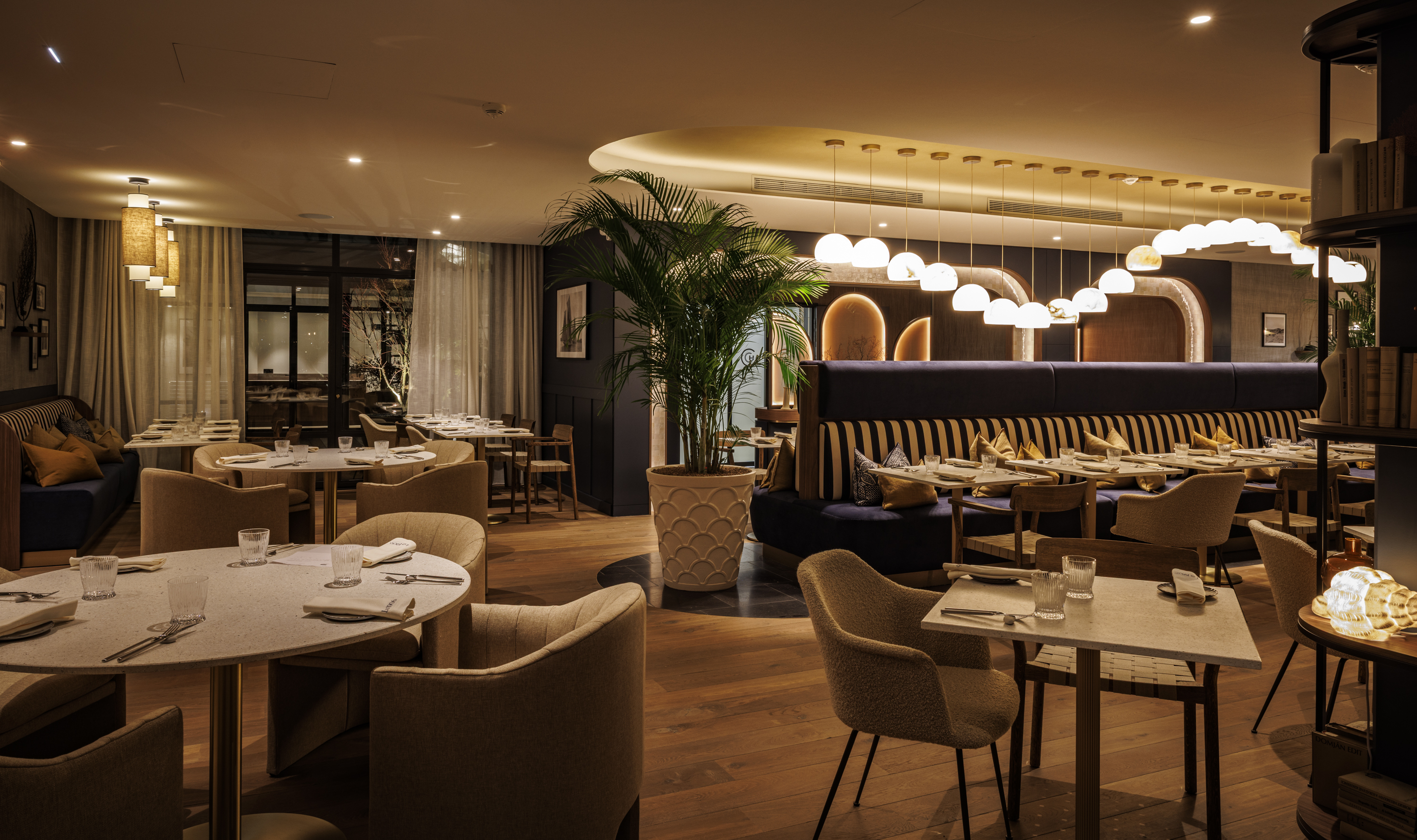 Romantic dinner at the restaurant of the Grand Hotel de Courtoisville in Saint-Malo, a 4-star spa hotel near the beach.