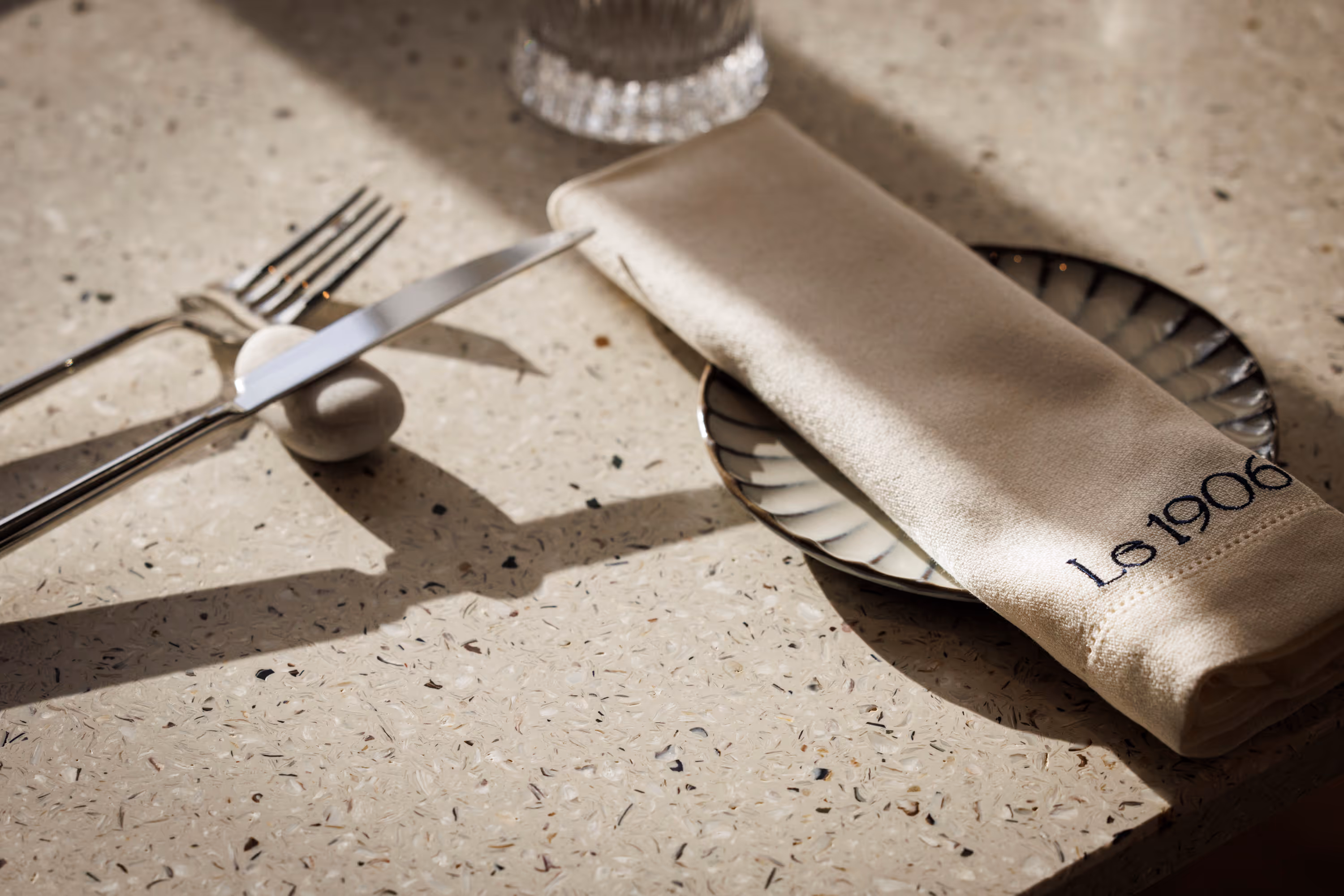 Salle du restaurant élégamment dressée au Grand Hôtel de Courtoisville à Saint-Malo, hôtel 4 étoiles de luxe.