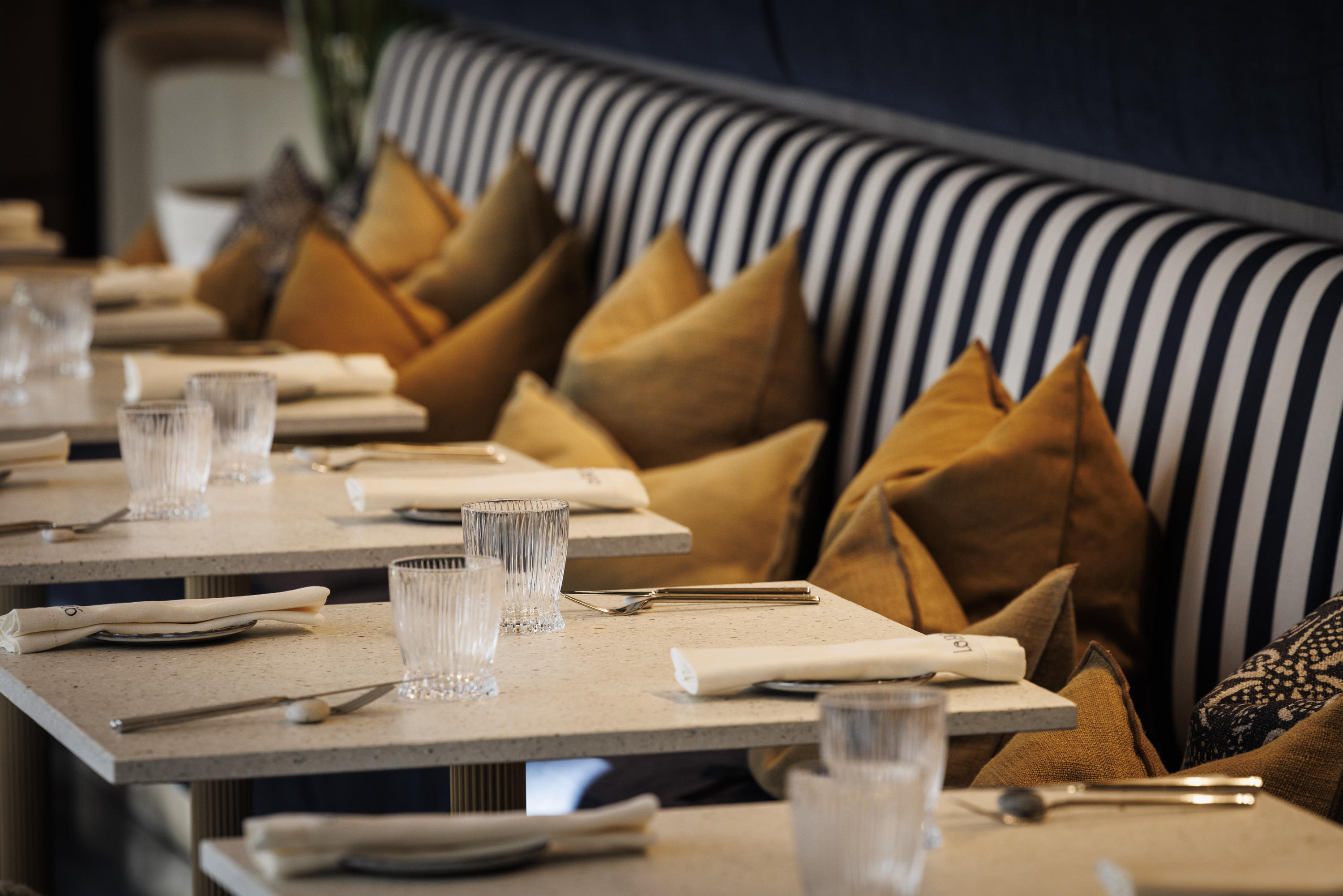 Restaurant room for romantic dinner at the Grand Hotel de Courtoisville in Saint-Malo, a 4-star spa hotel by the sea.