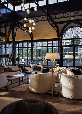 Décoration élégante de chambre au Grand Hôtel de Courtoisville à Saint-Malo, appart’hôtel de charme en Bretagne.