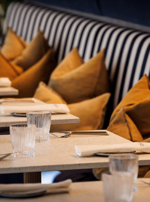 Restaurant gastronomique en bord de mer au Grand Hôtel de Courtoisville à Saint-Malo, spécialisé en fruits de mer et cocktails signature.