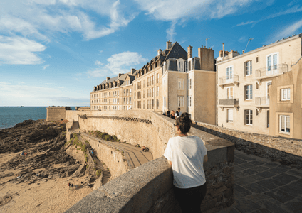 Promenade sur les remparts face à l’océan et aux maisons anciennes