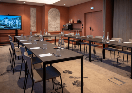 Salle de réunion avec tables disposées en U