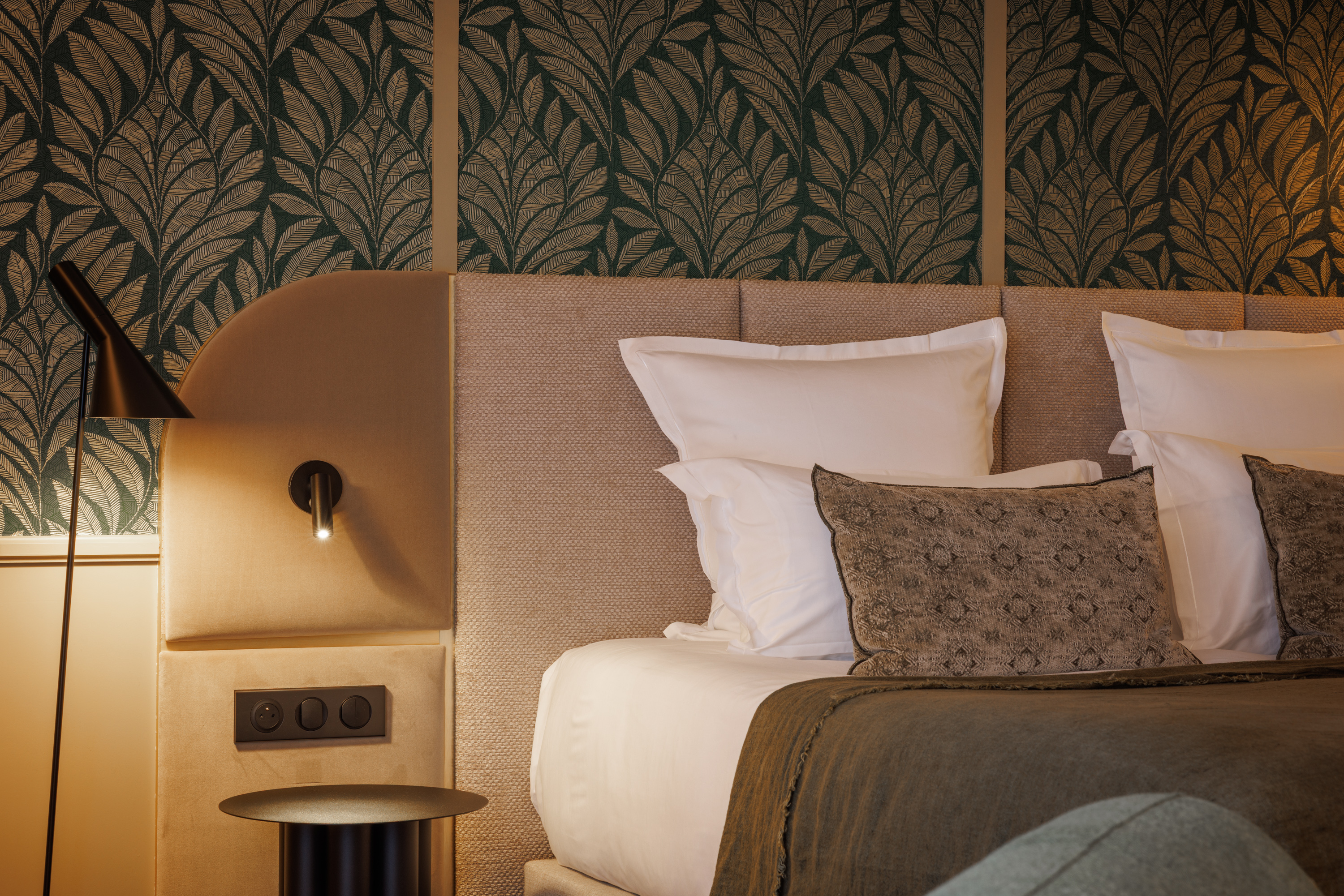 Salon raffiné avec table dans la Junior Suite Spa du Grand Hôtel de Courtoisville à Saint-Malo.