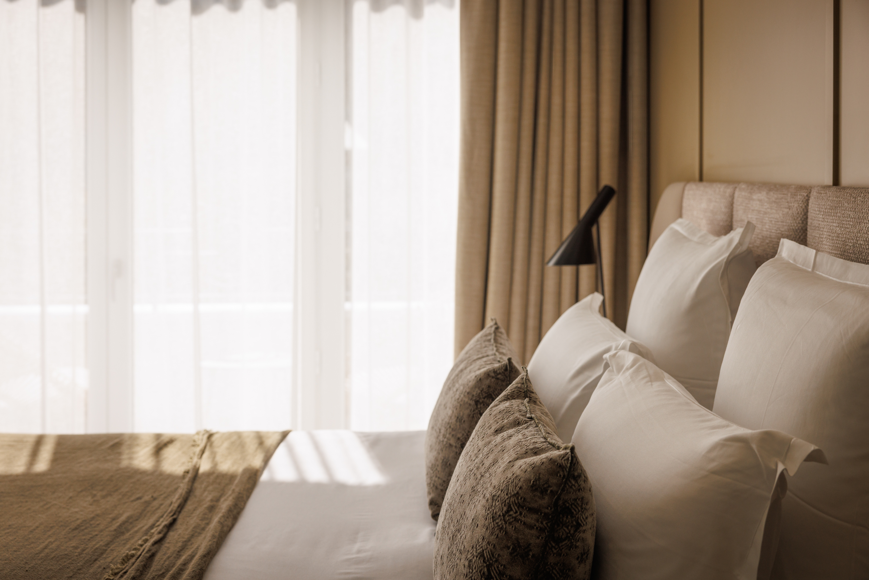 Lit King-Size dans la chambre Deluxe Terrasse du Grand Hôtel de Courtoisville, pour un séjour 4 étoiles à Saint-Malo.