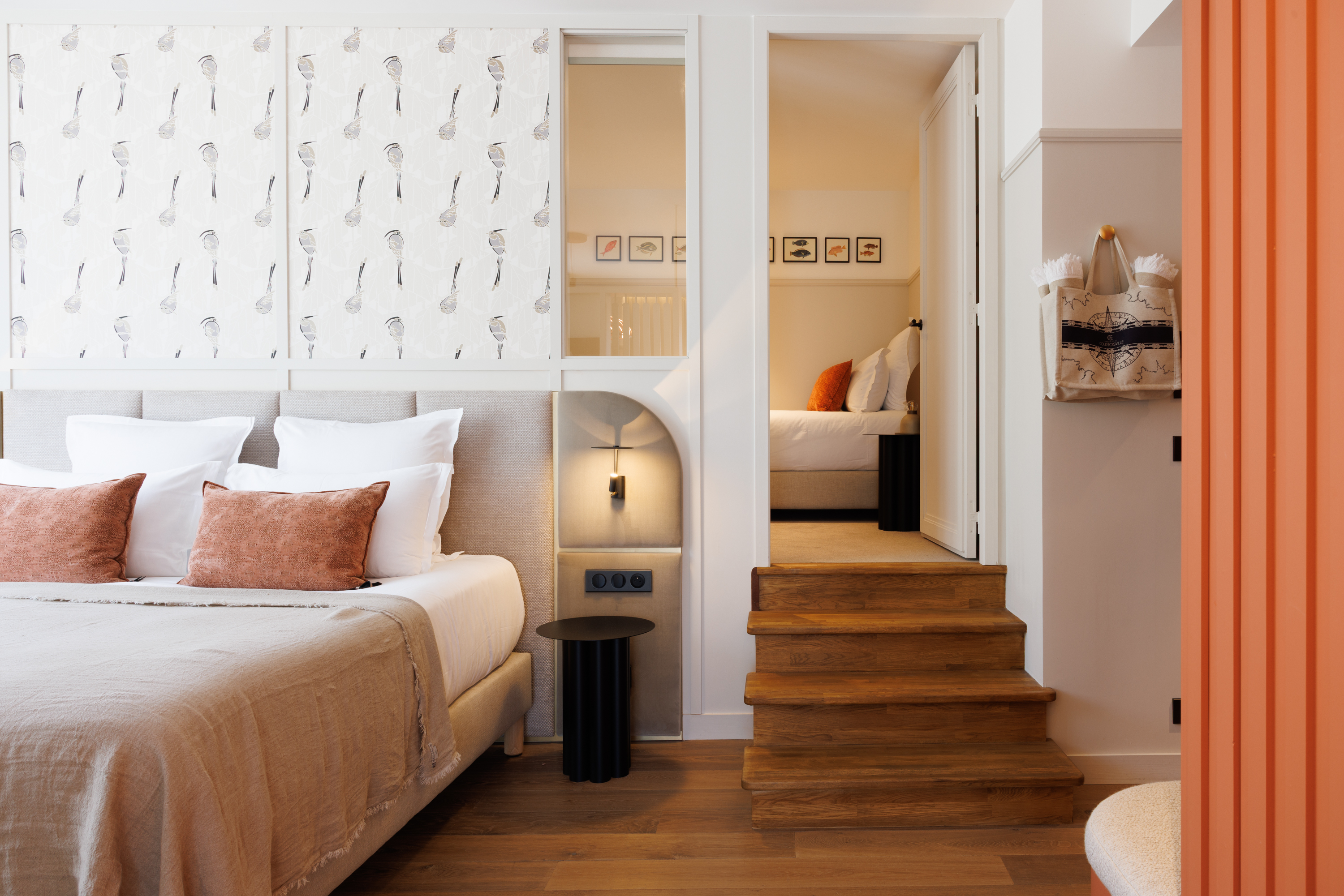 Fauteuils confortables dans la Suite Familiale du Grand Hôtel de Courtoisville, parfaits pour des vacances en famille à Saint-Malo.