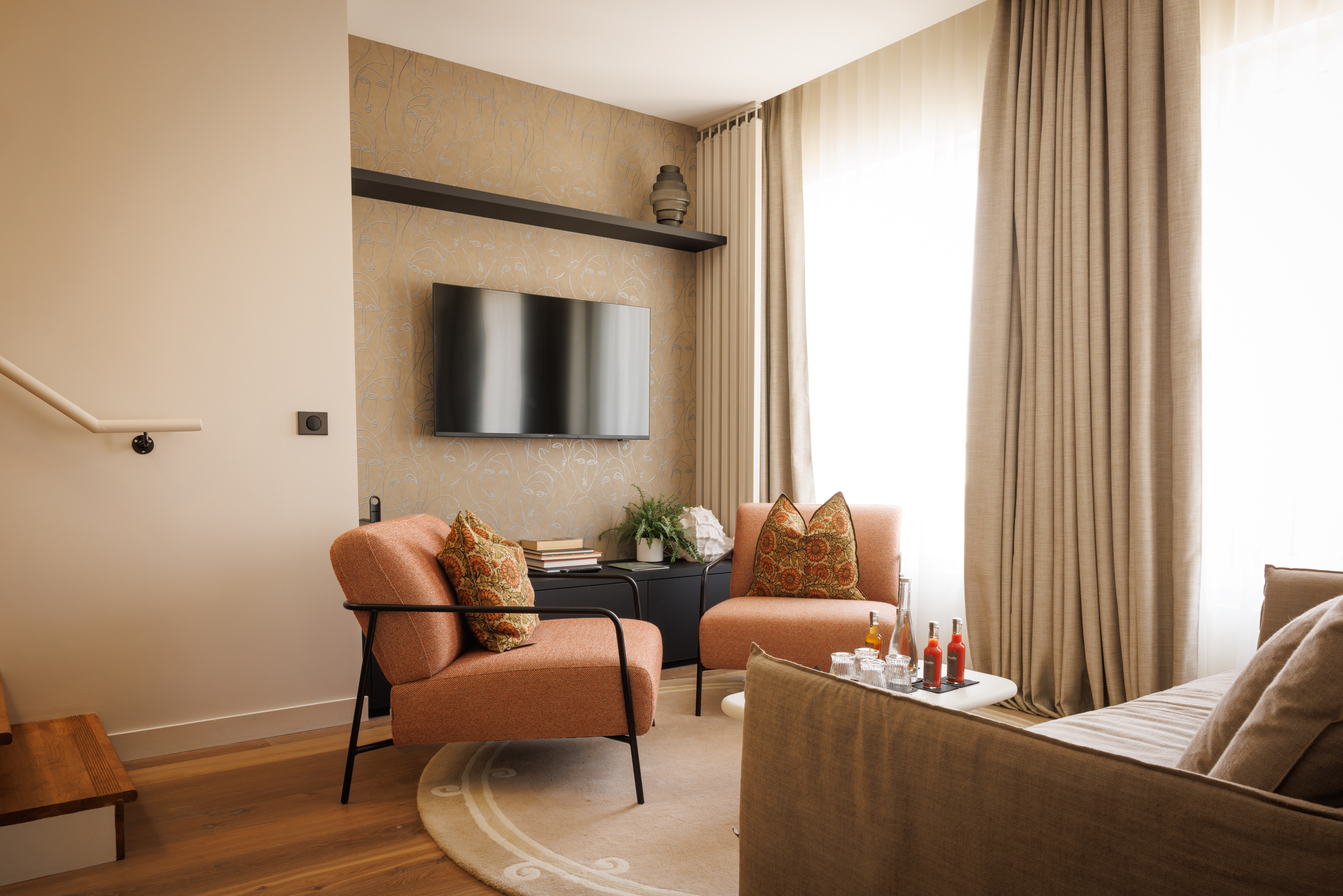 Coin salon avec canapé et table dans la Suite Duplex Familiale du Grand Hôtel de Courtoisville à Saint-Malo.