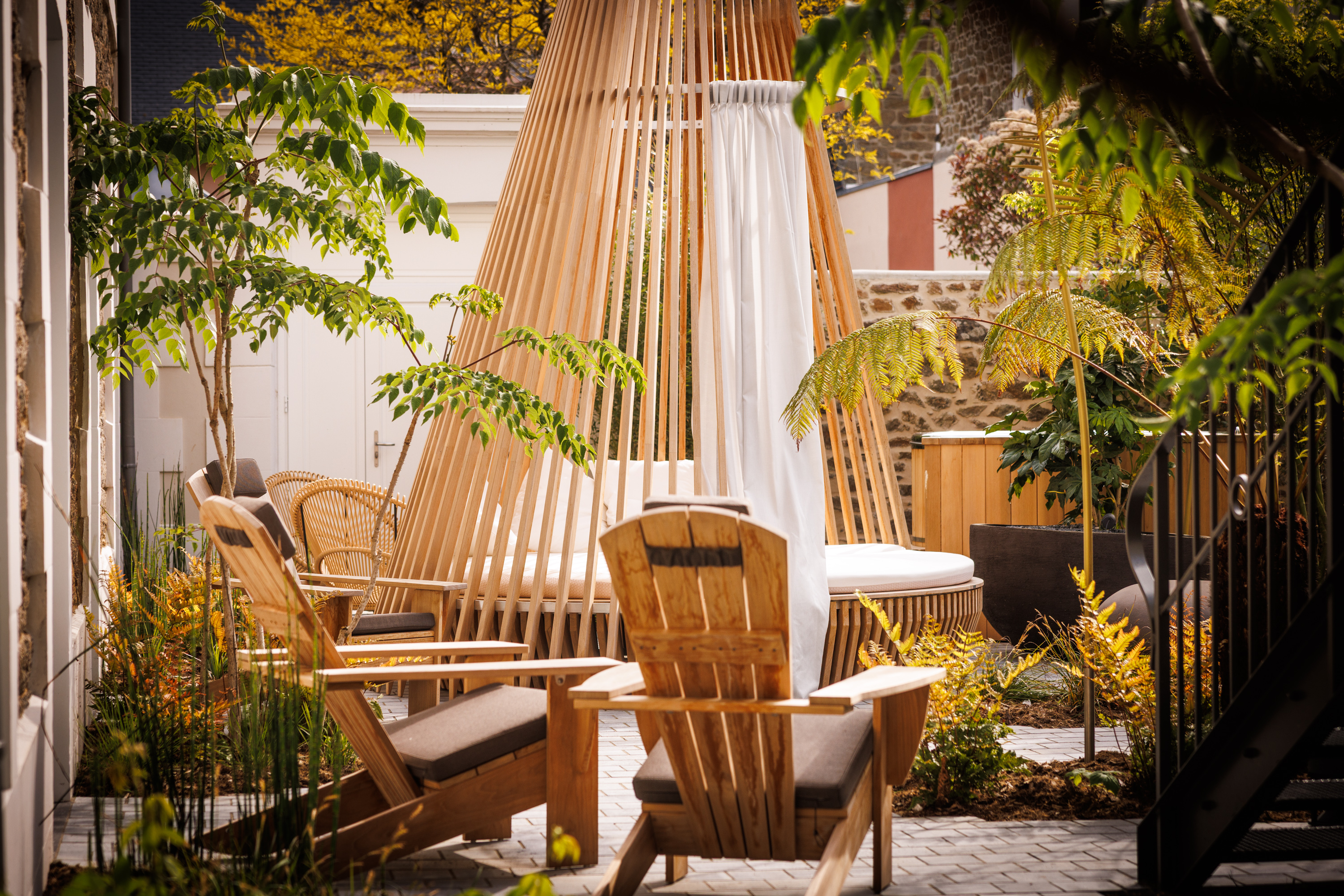Le Patio du Grand Hôtel de Courtoisville à Saint-Malo, hôtel spa 4 étoiles en Bretagne avec terrasse et espace détente.