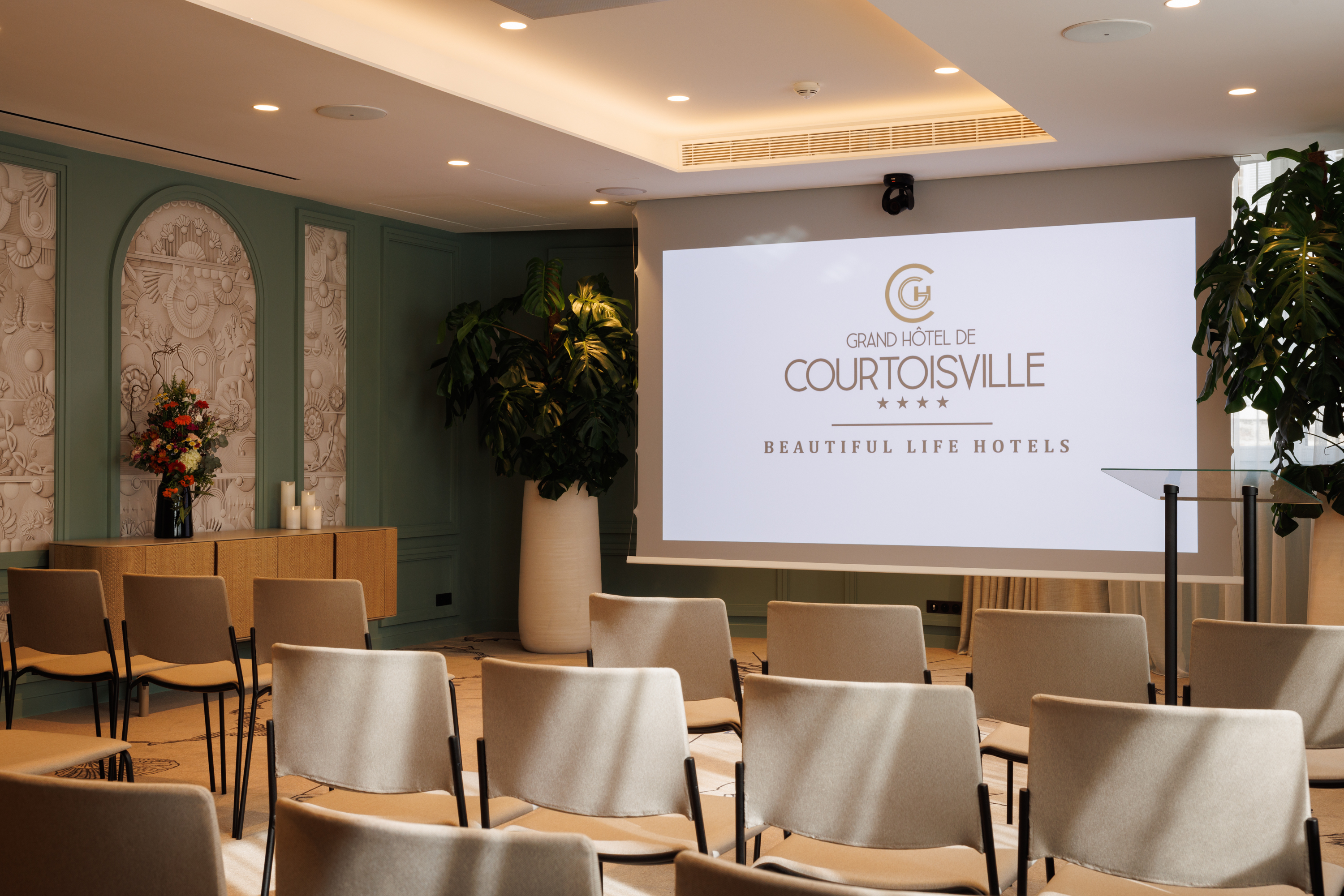 People in a seminar at the Grand Hotel de Courtoisville in Saint-Malo, 4-star spa hotel in Brittany.