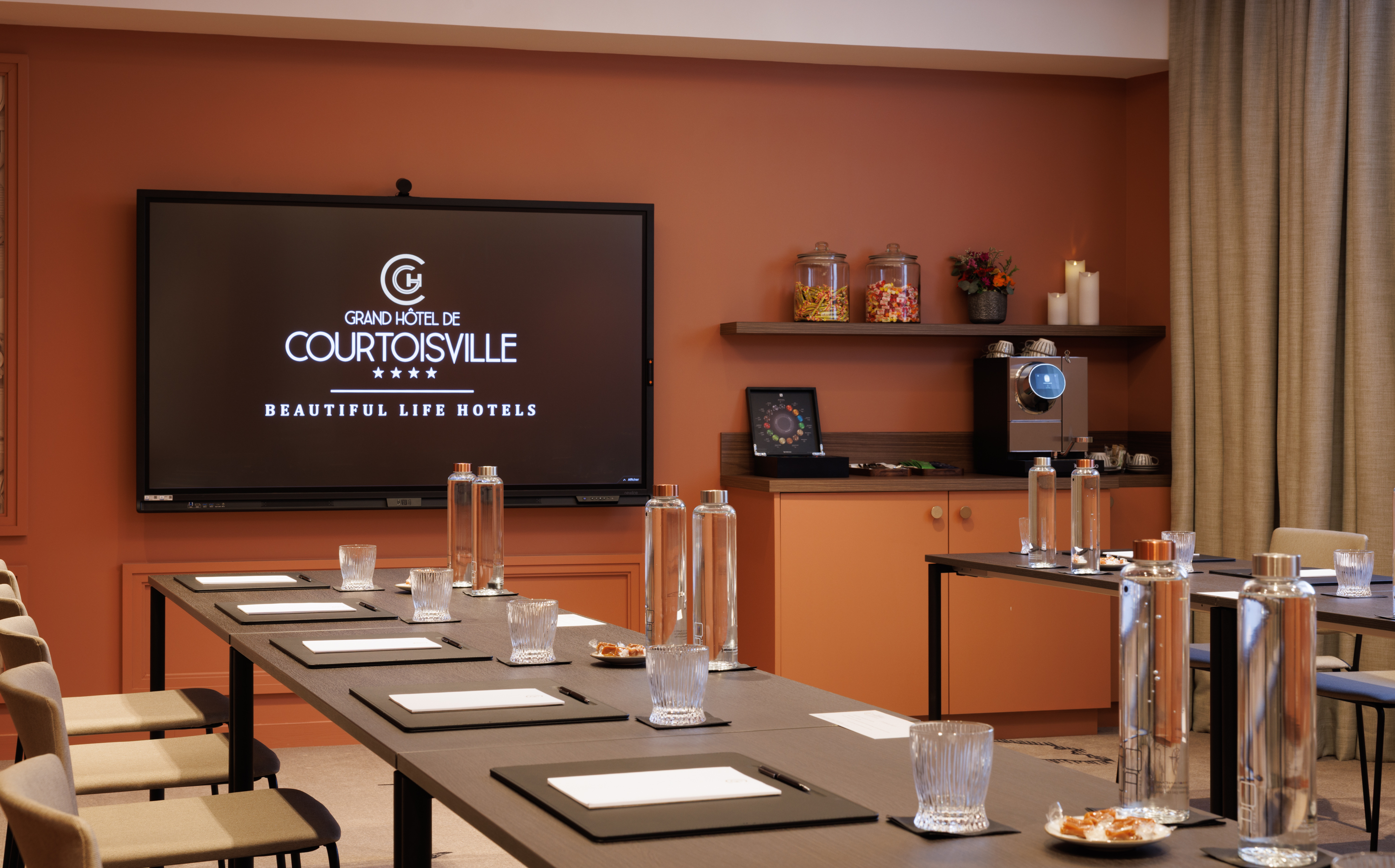 Small seminar room at the Grand Hotel de Courtoisville in Saint-Malo, 4-star spa hotel with parking.