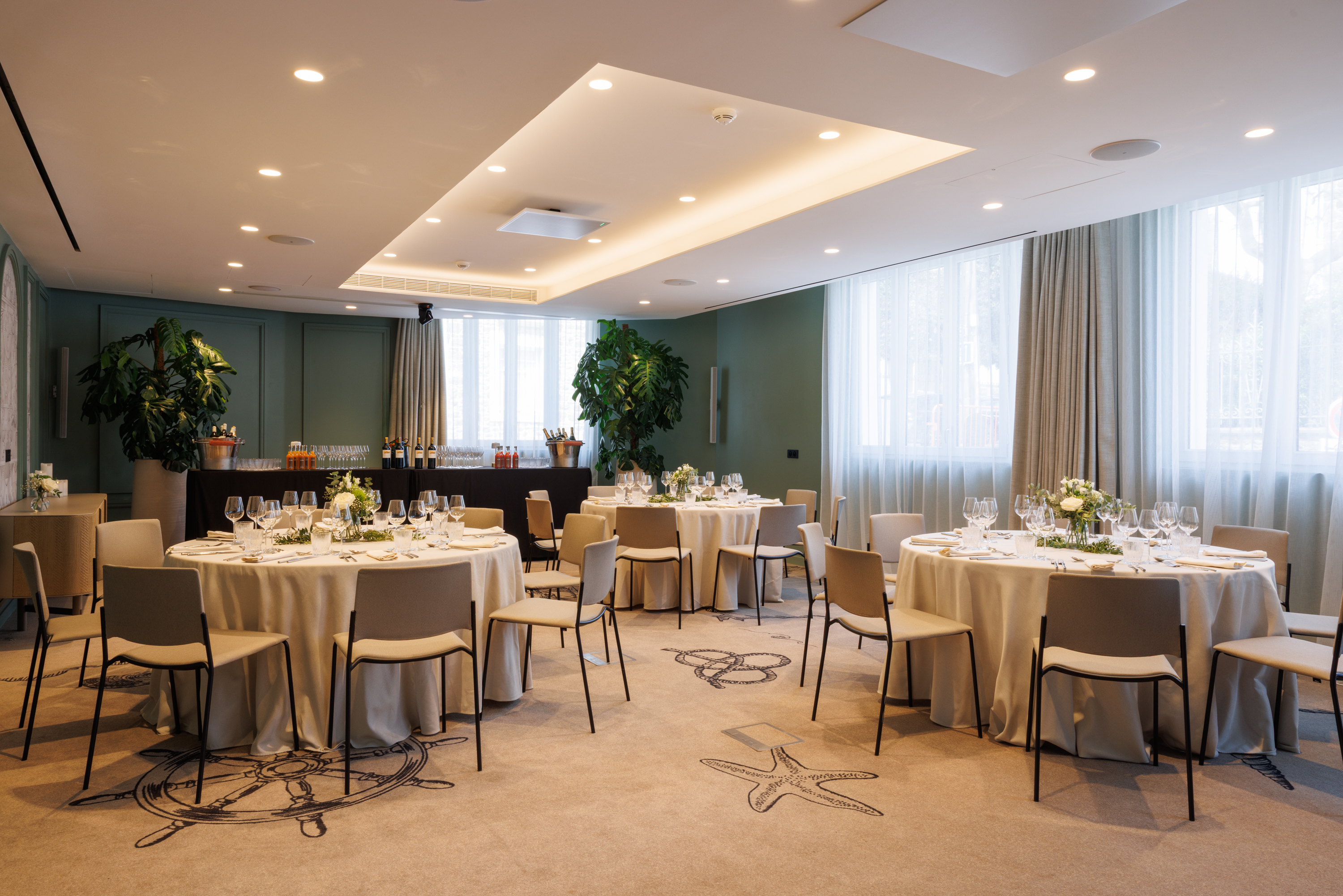 Salon L'Atlantique at the Grand Hotel de Courtoisville in Saint-Malo, a 4-star spa hotel in Brittany with seminar spaces.