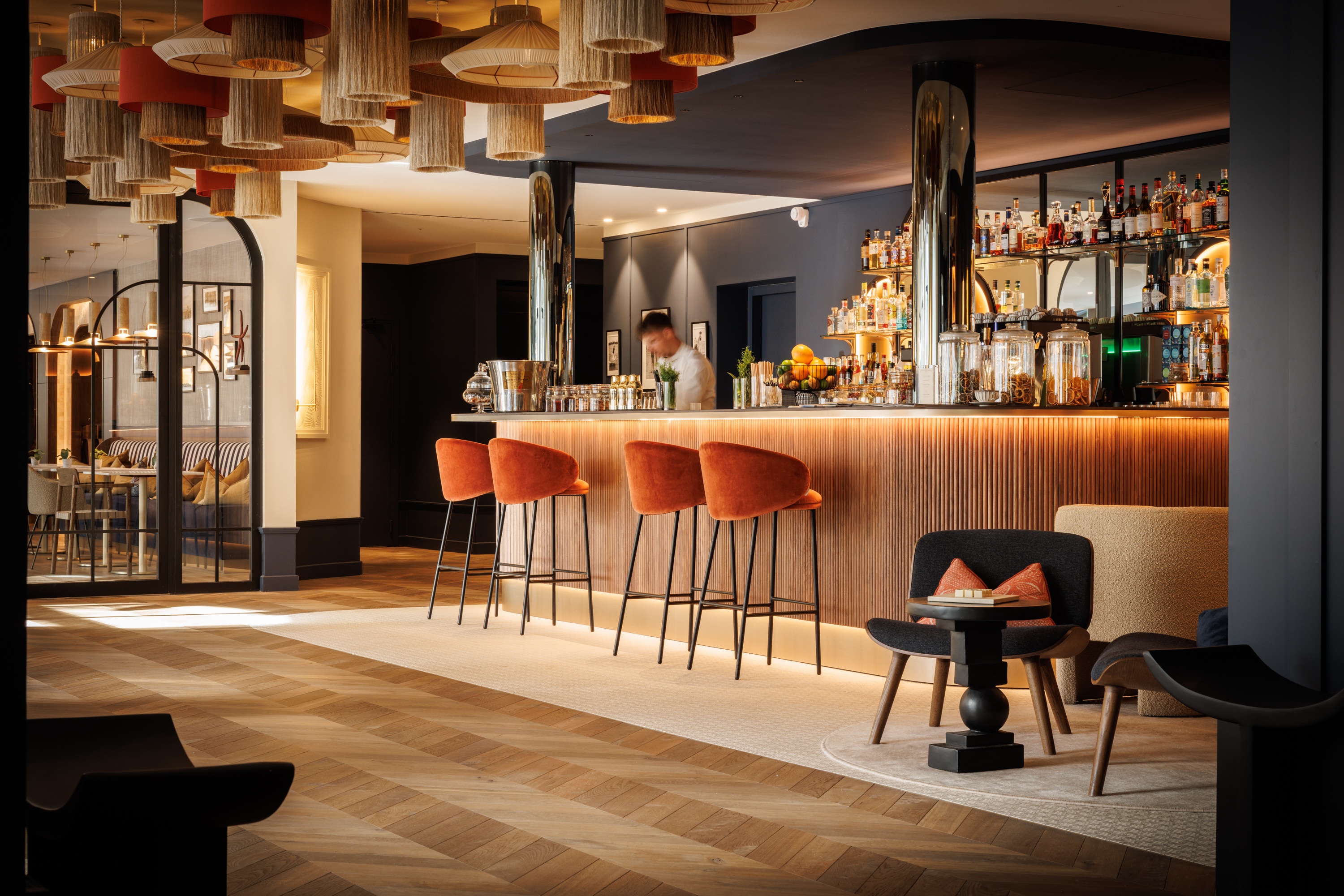 Refined lounge bar at the Grand Hotel de Courtoisville in Saint-Malo, a 4-star spa hotel by the sea.